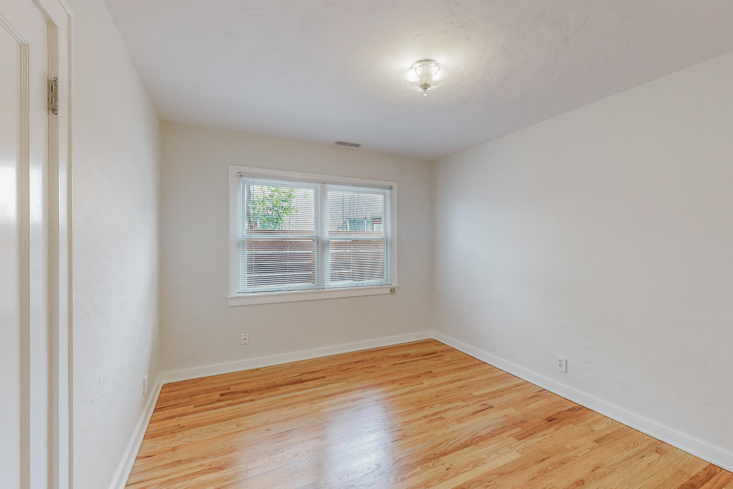 627 WELLESLEY Drive NE
