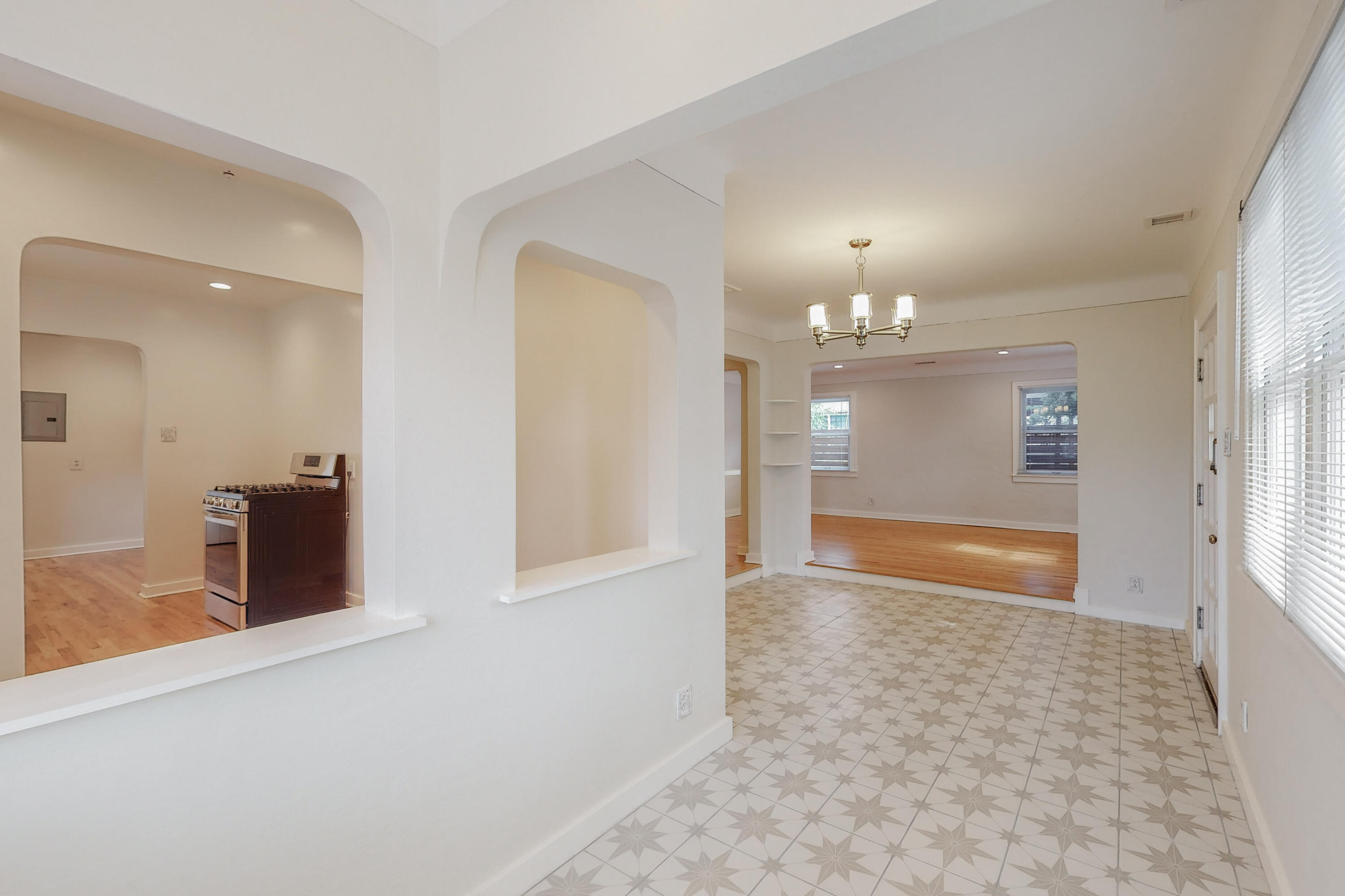 627 WELLESLEY Drive NE
