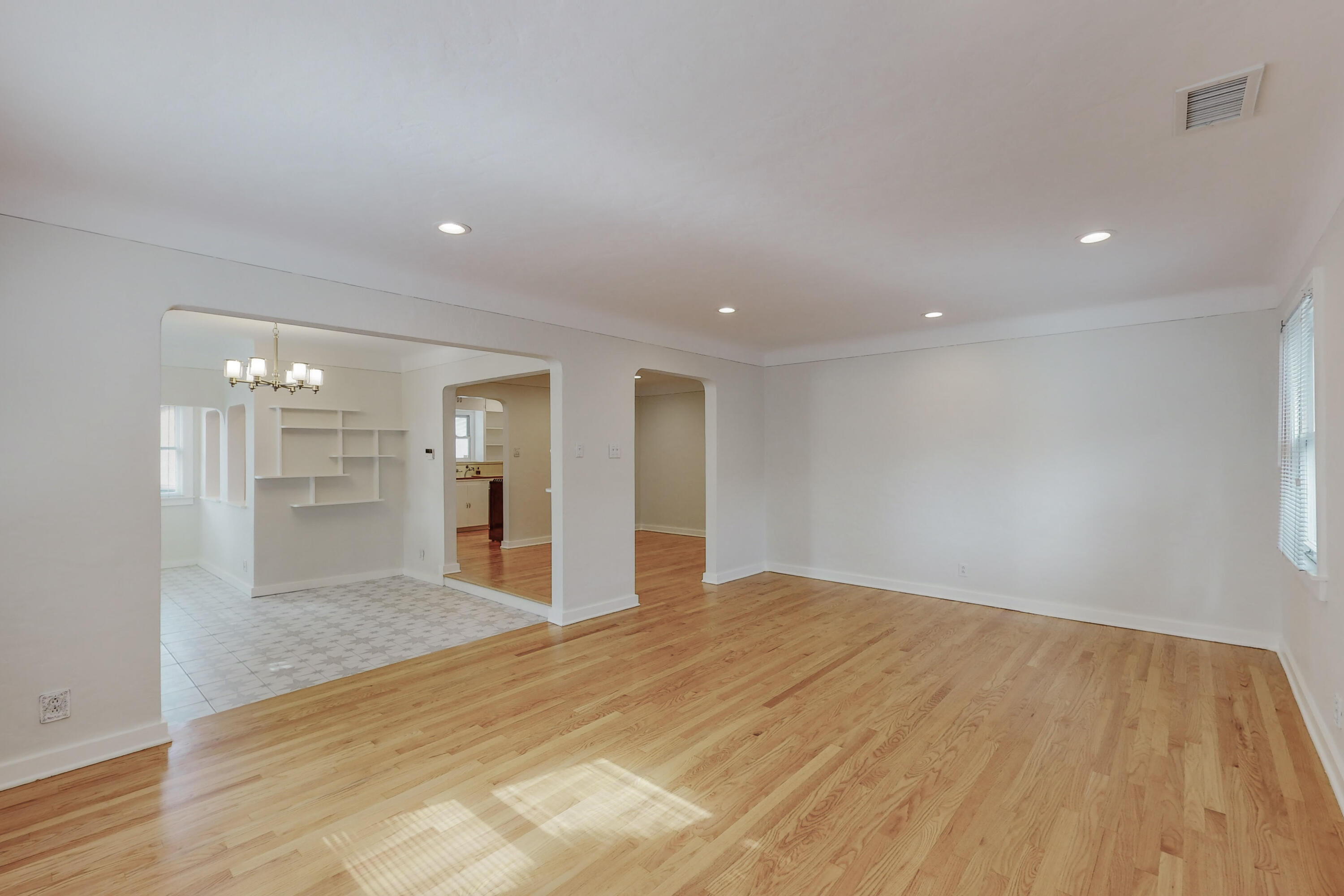 627 WELLESLEY Drive NE