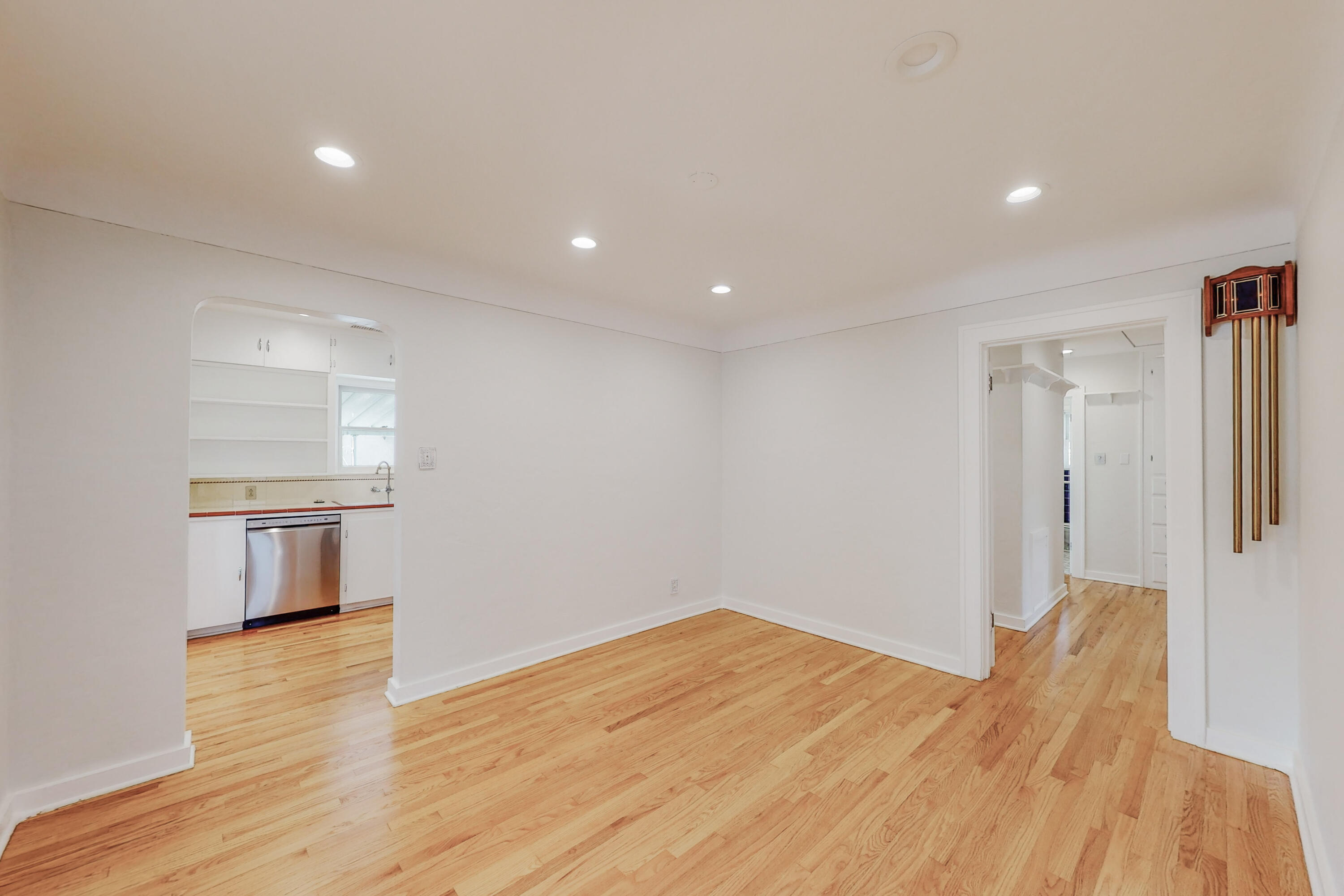 627 WELLESLEY Drive NE
