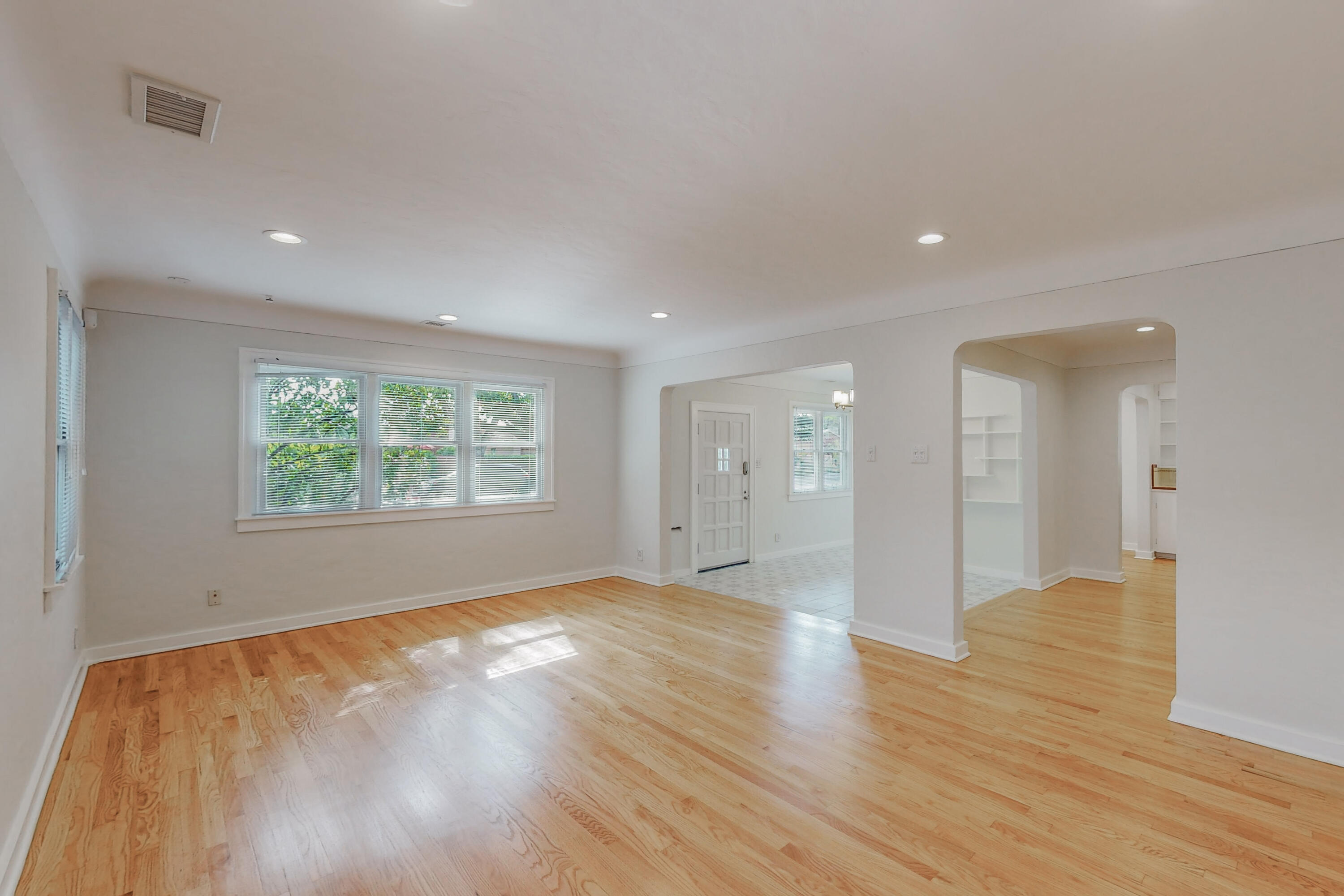 627 WELLESLEY Drive NE