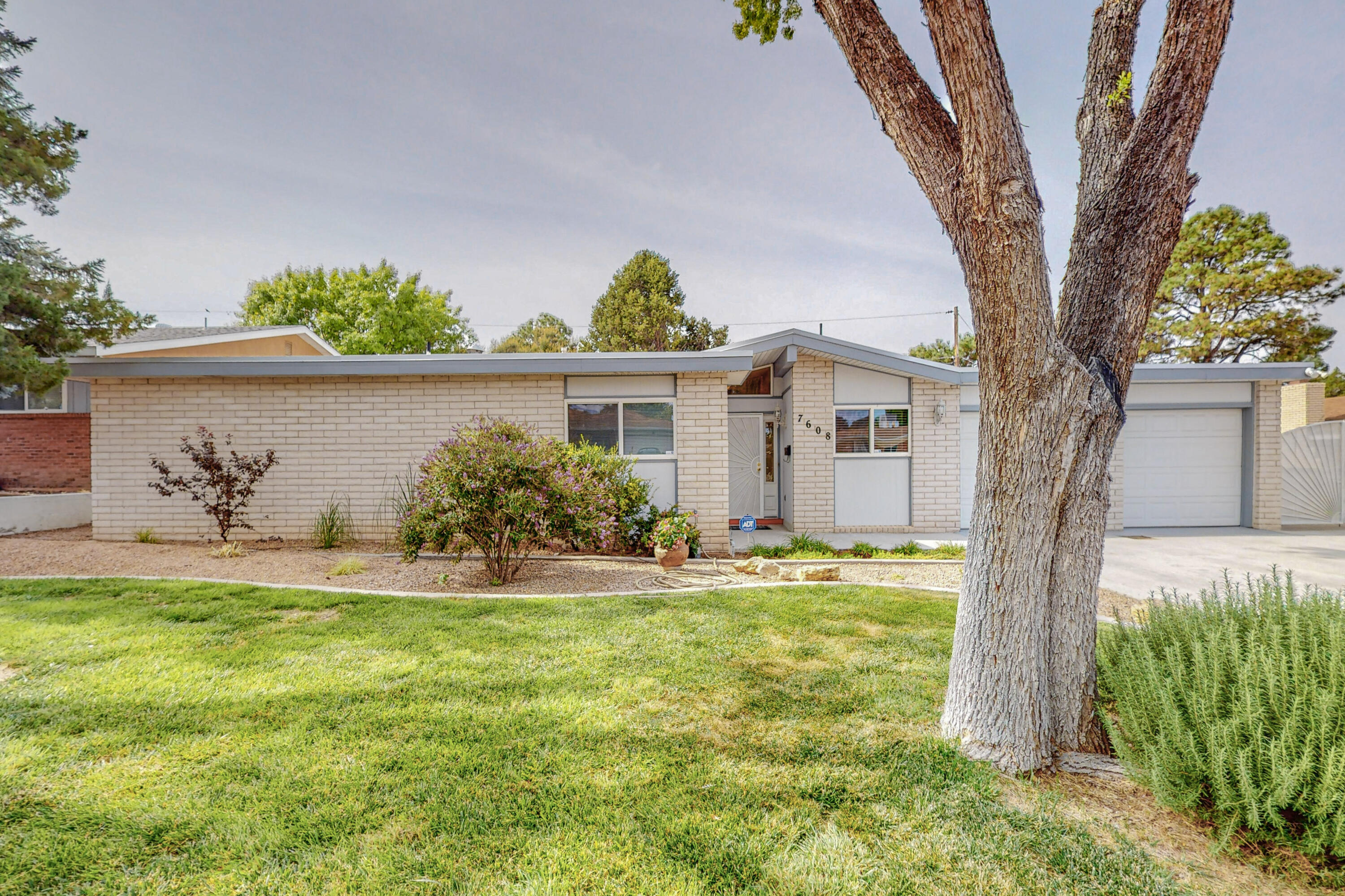 7608 SUMMER Avenue NE