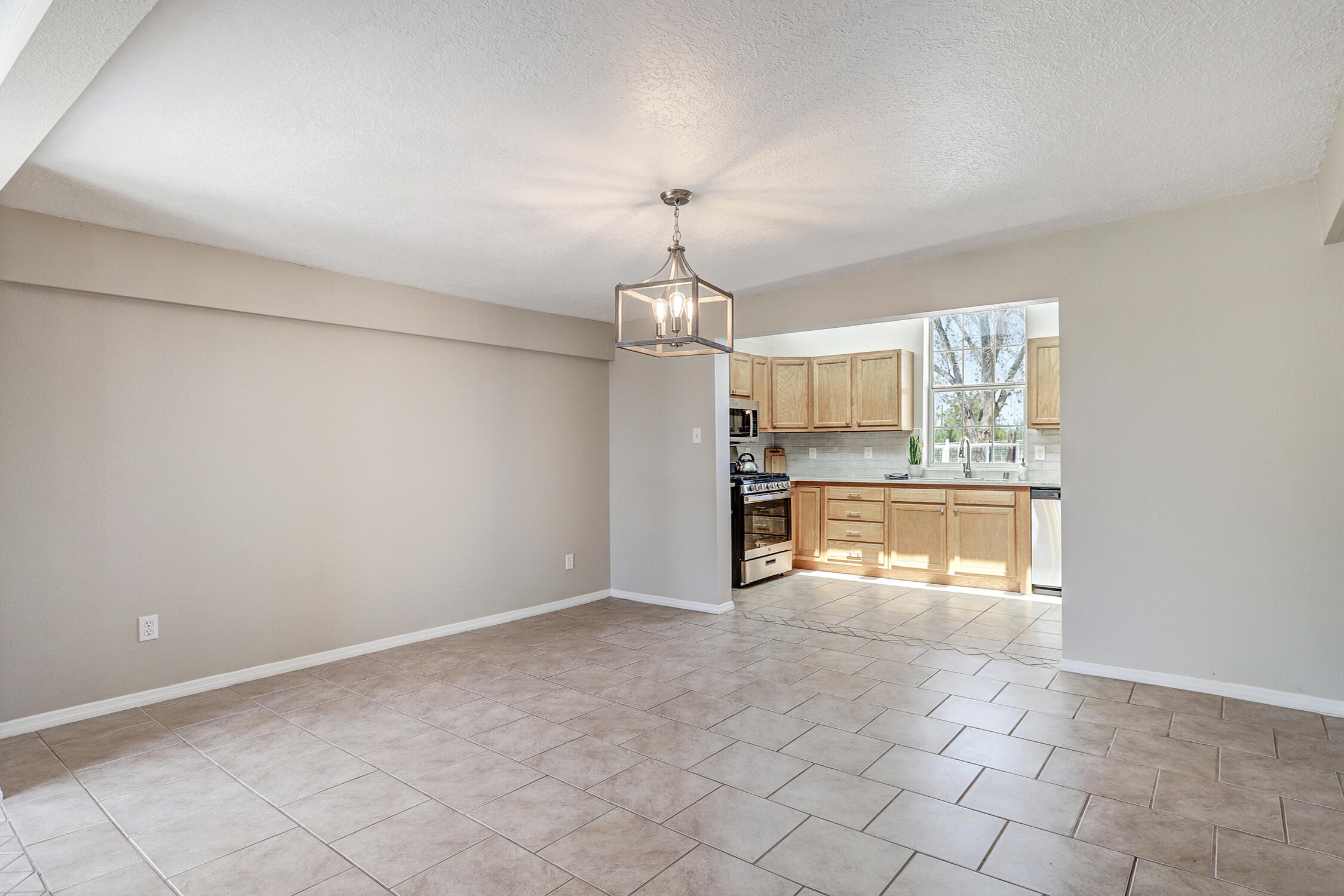 124b LA LADERA Road