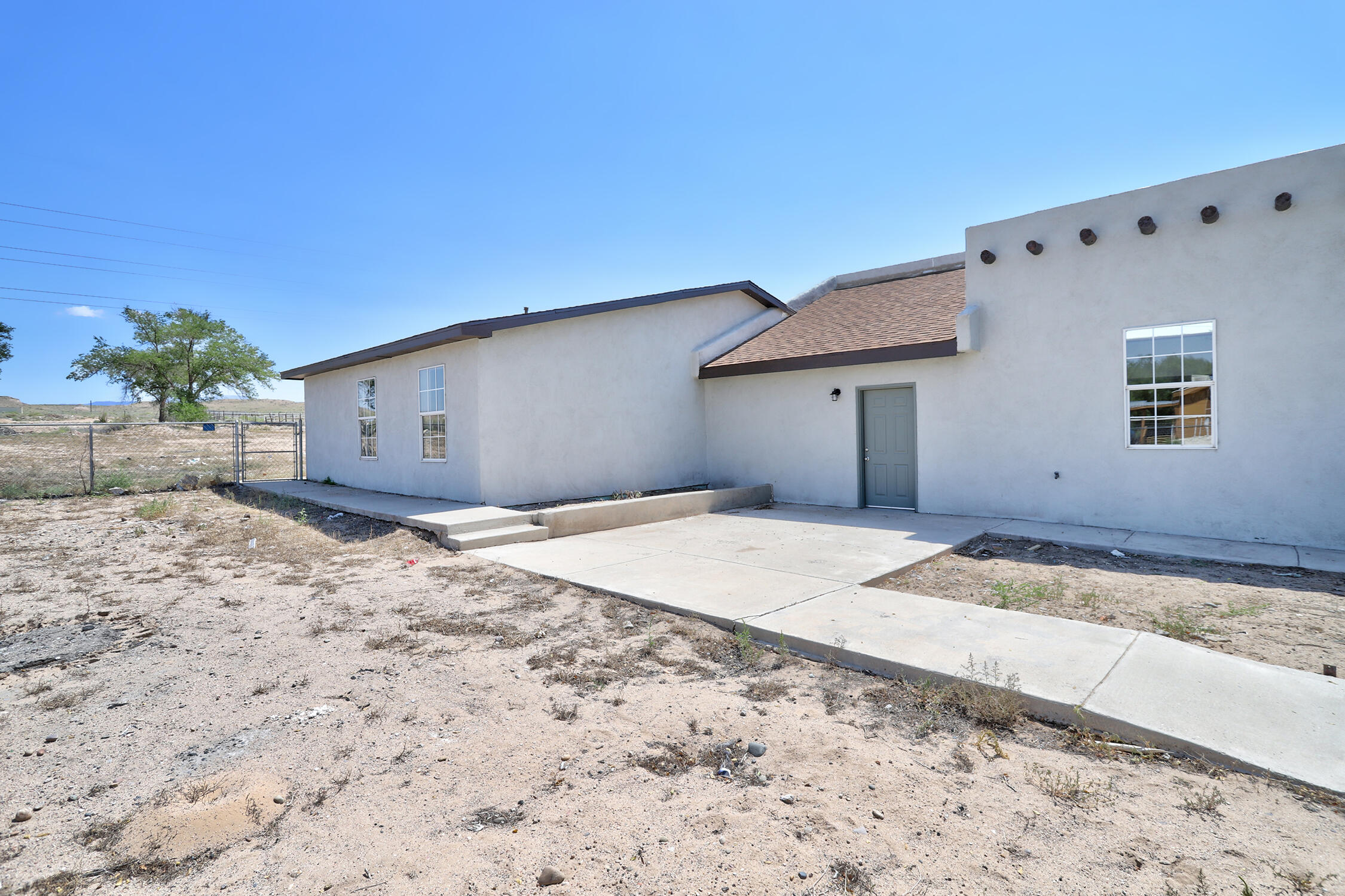 124b LA LADERA Road