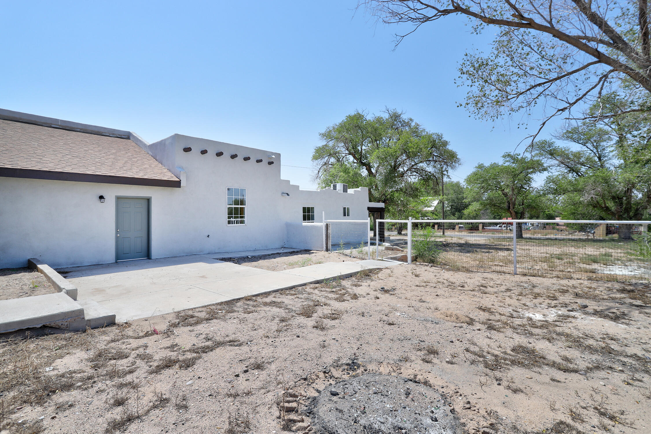 124b LA LADERA Road