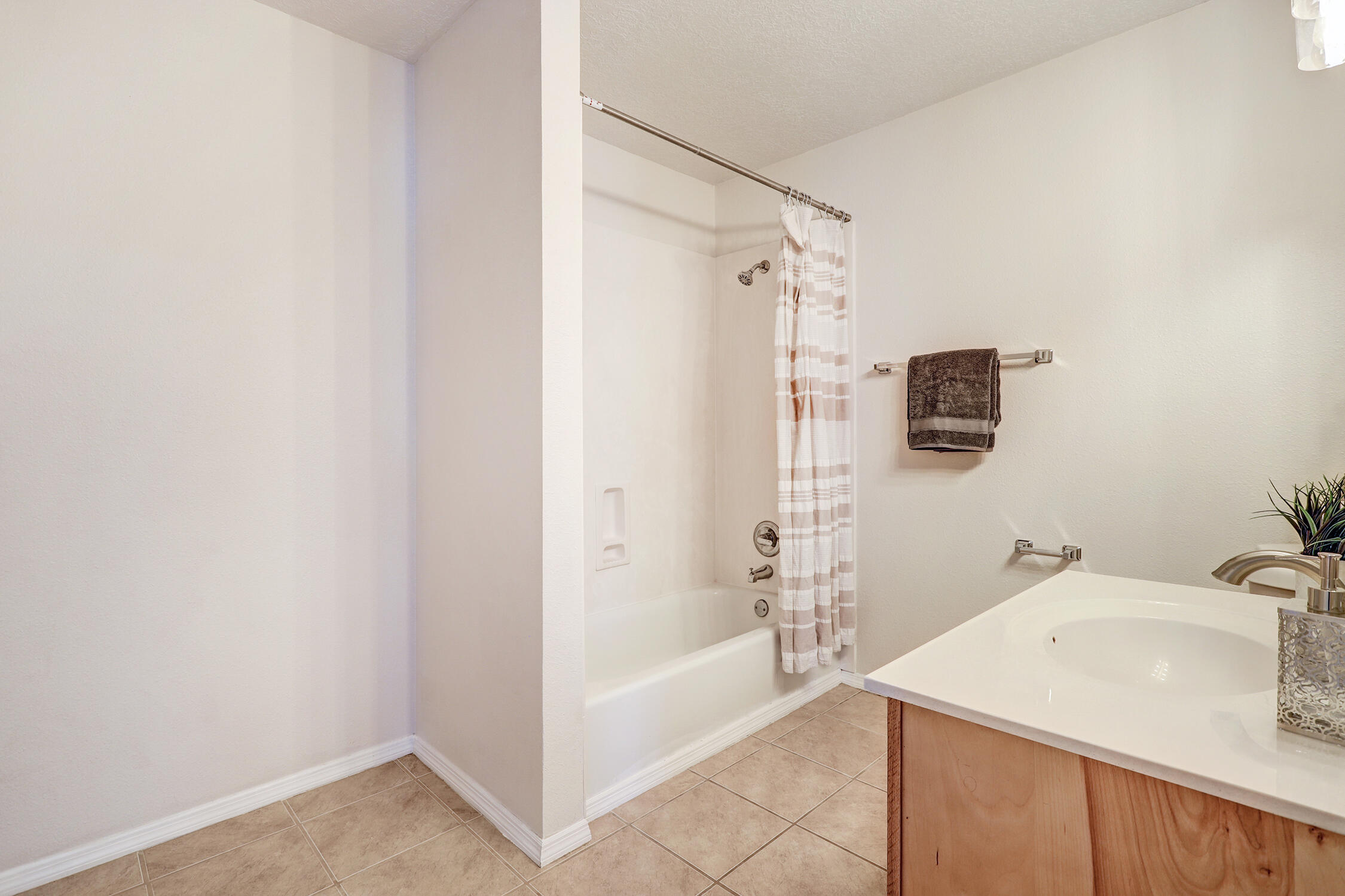124b LA LADERA Road
