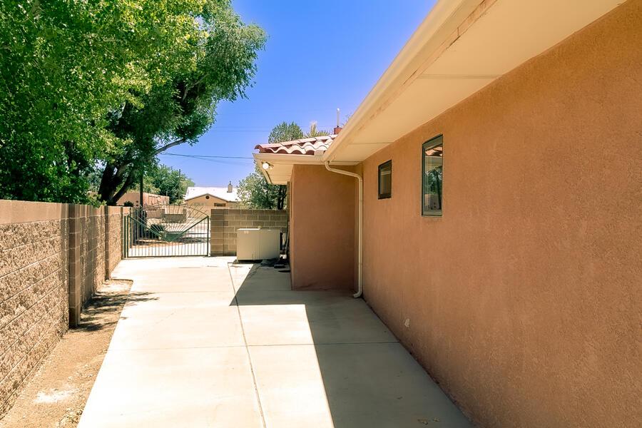 701 LOS POBLANOS RANCH Road NW