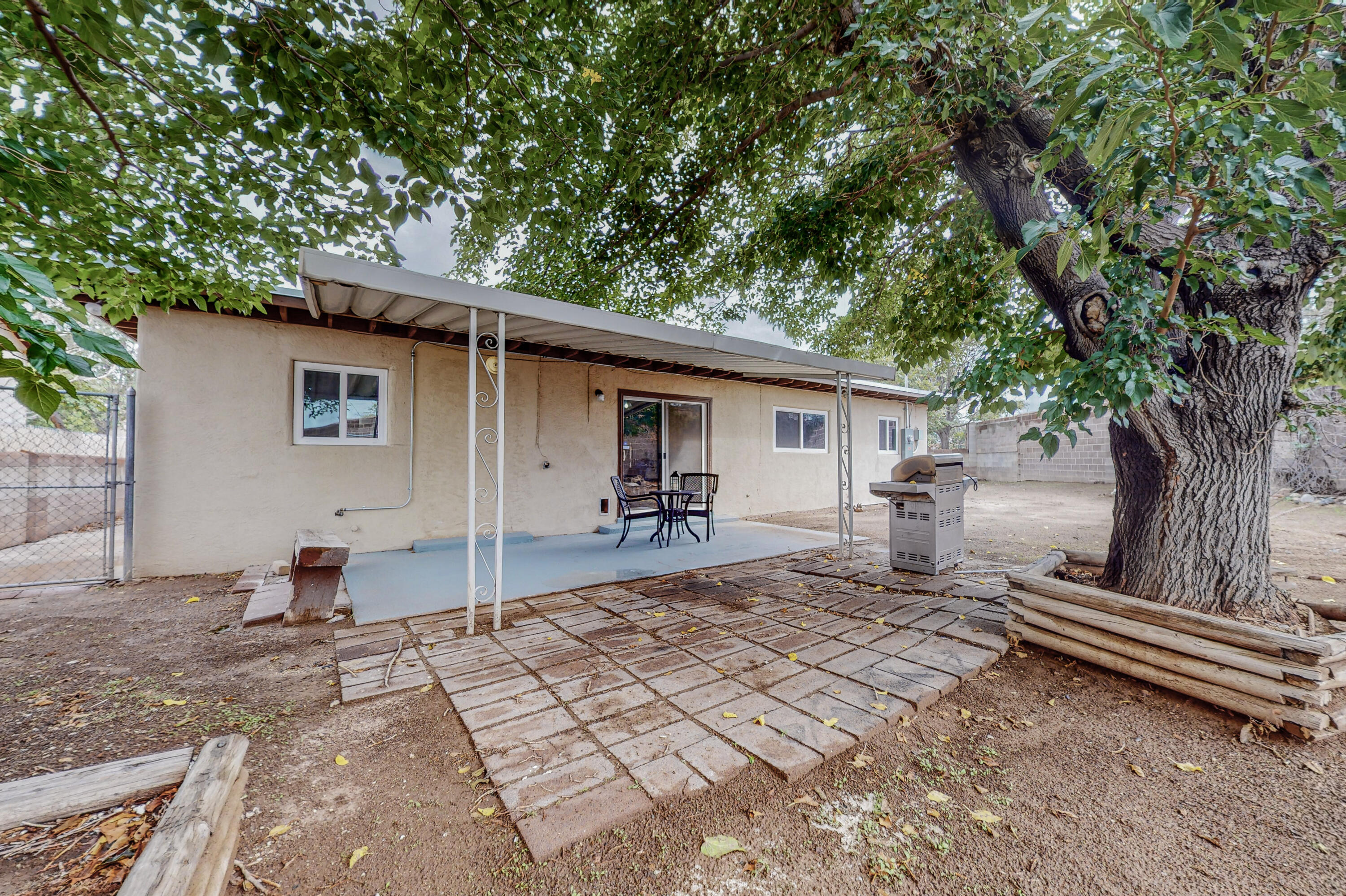 3704 JEANNE Court NE