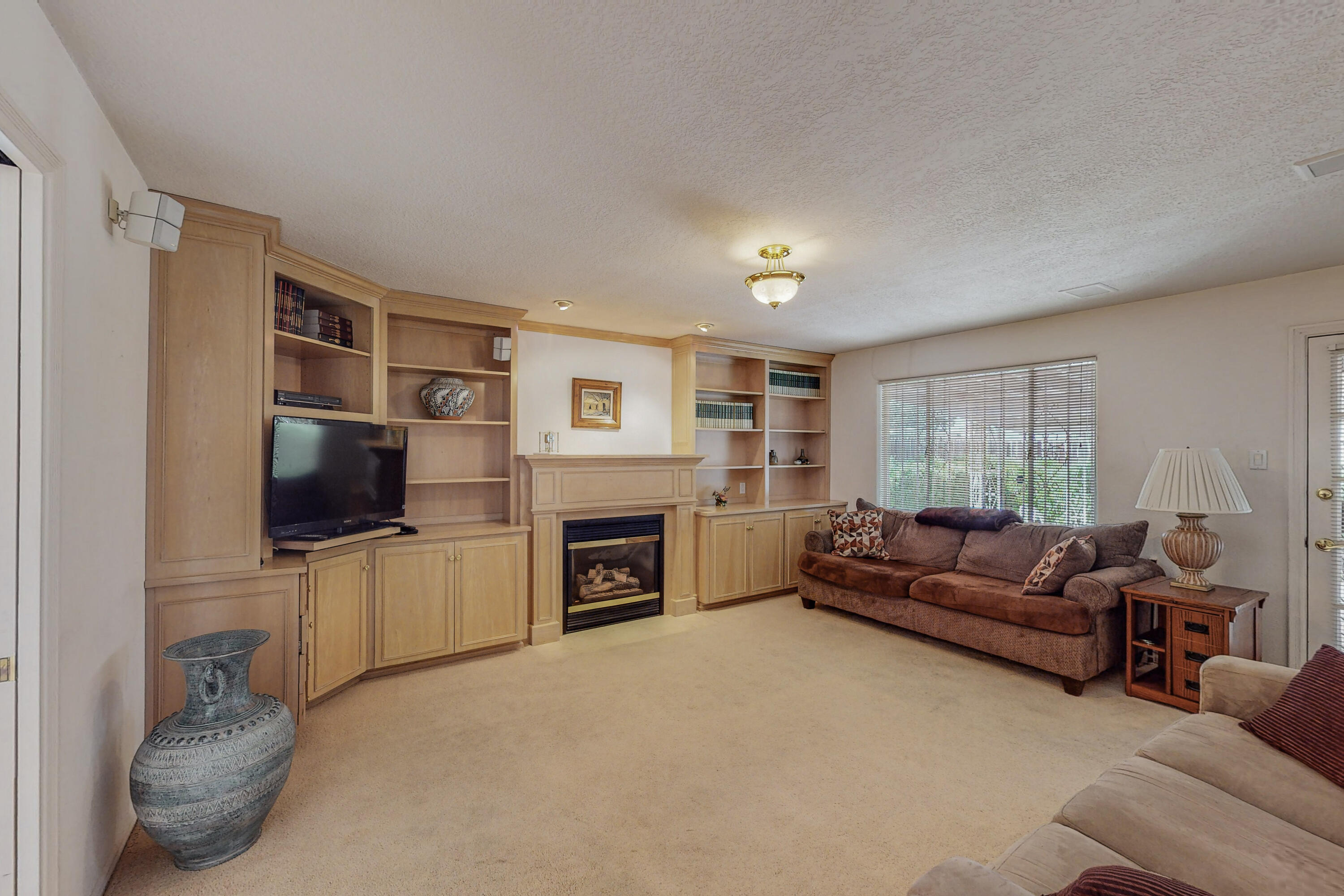 609 MADEIRA Drive NE