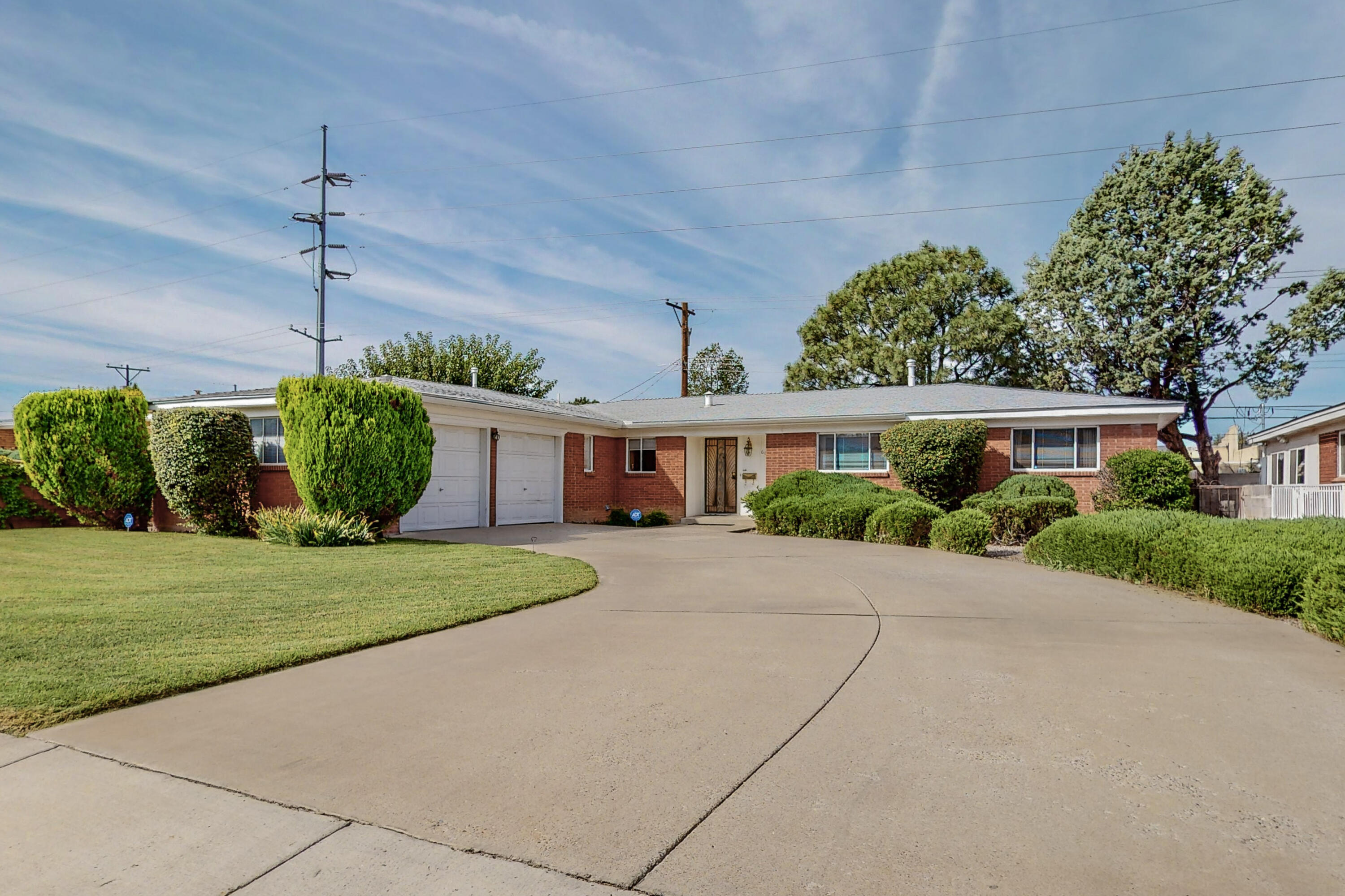 609 MADEIRA Drive NE