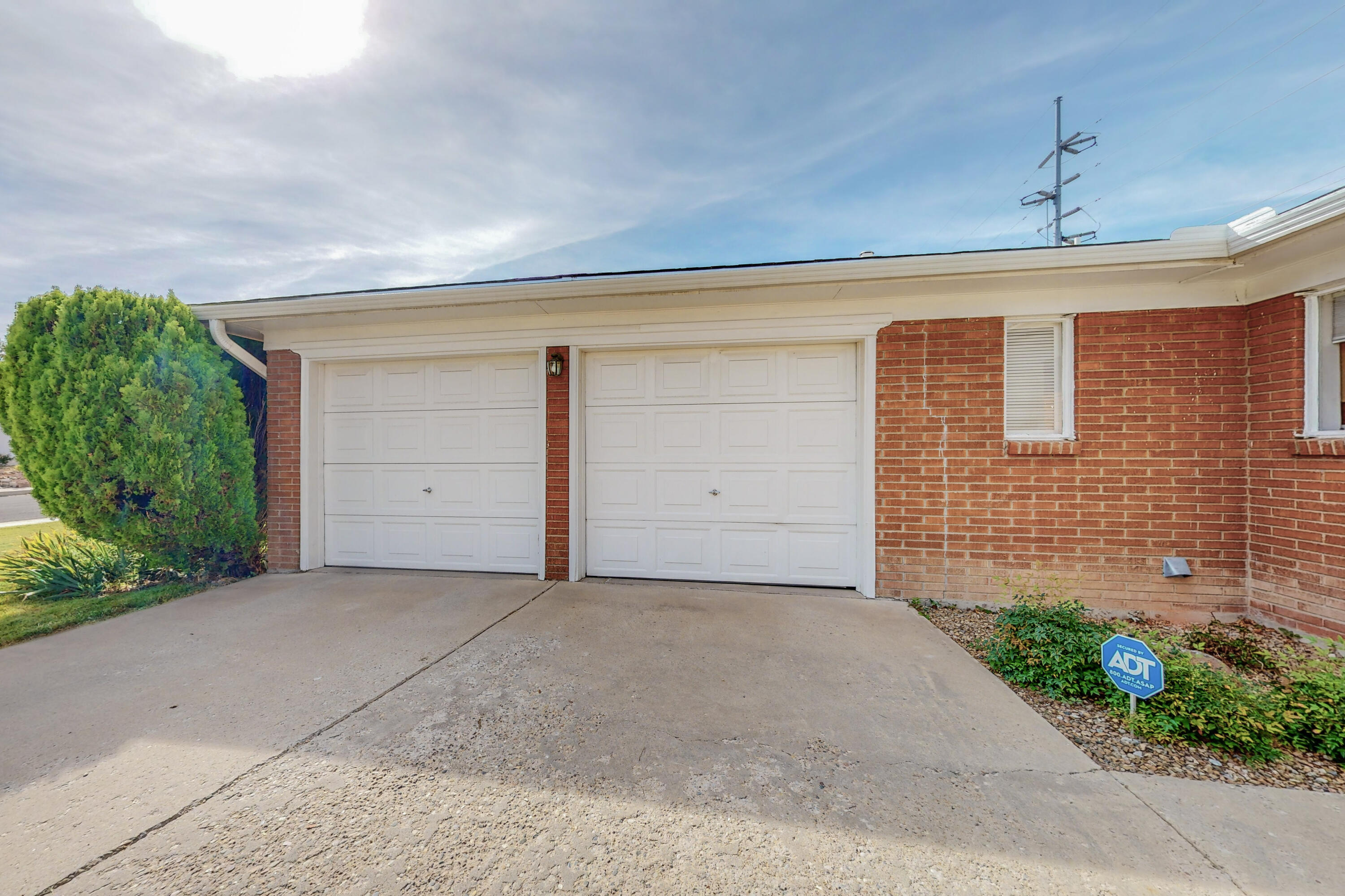 609 MADEIRA Drive NE