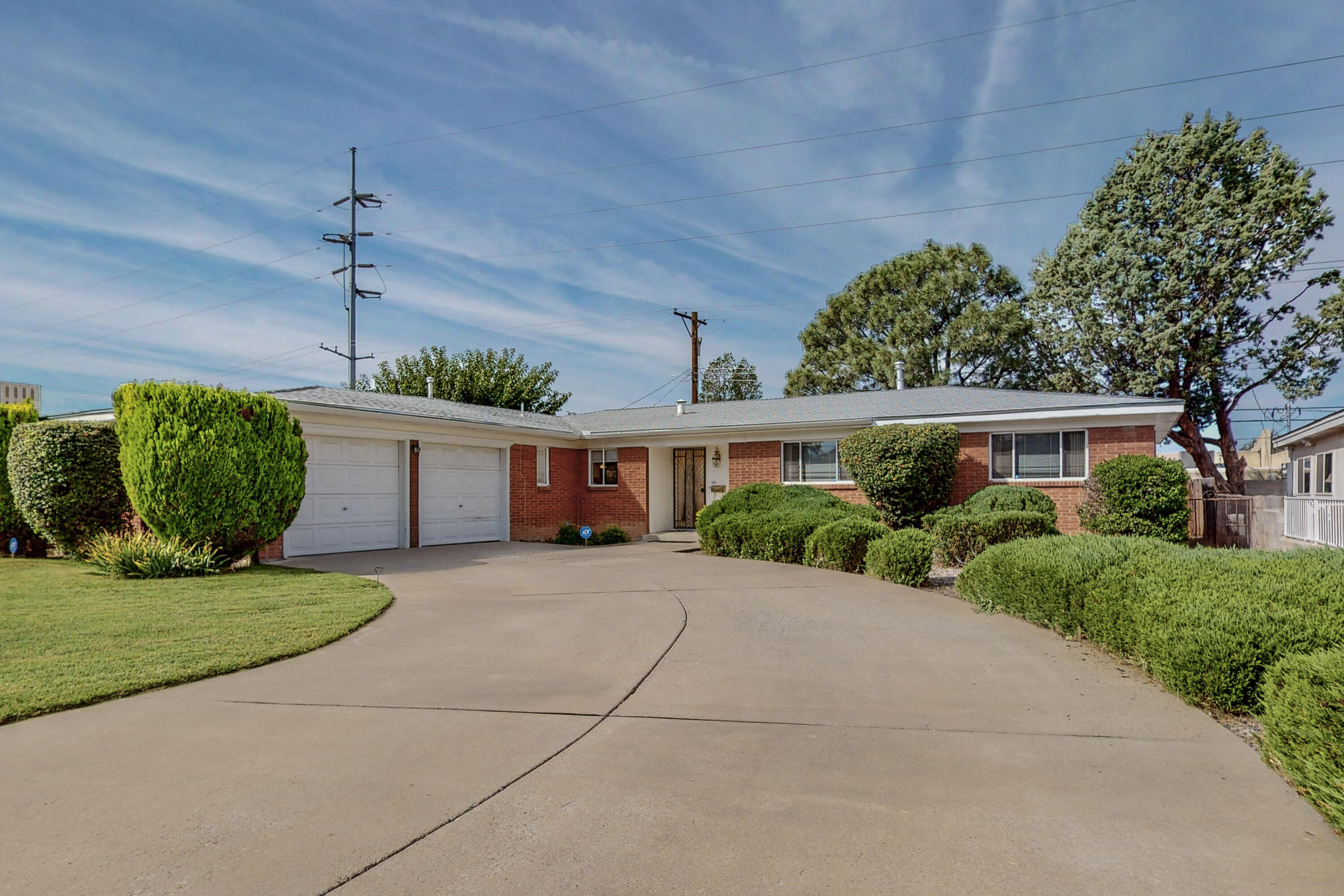 609 MADEIRA Drive NE