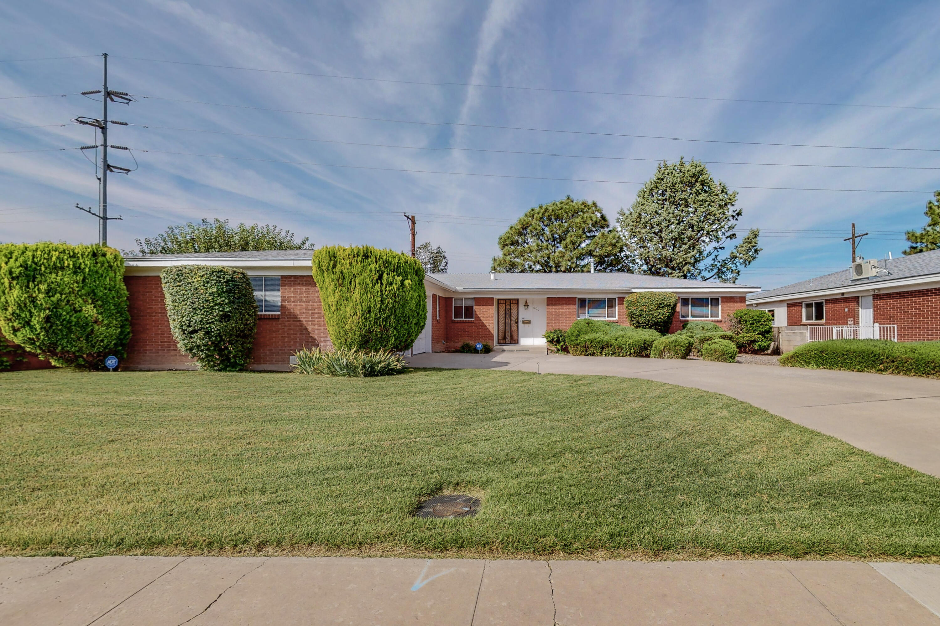 609 MADEIRA Drive NE