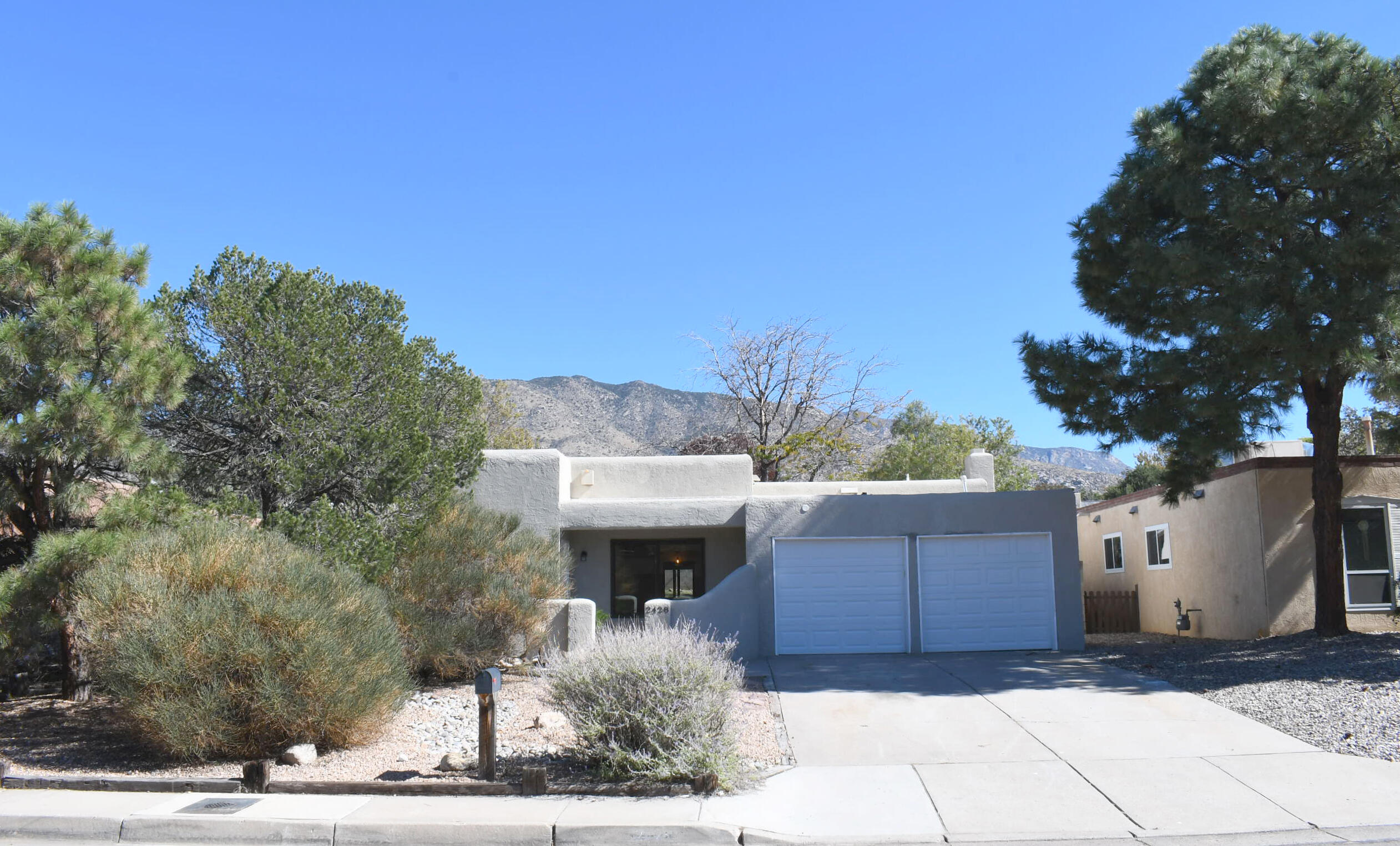 2428 HIAWATHA Drive NE
