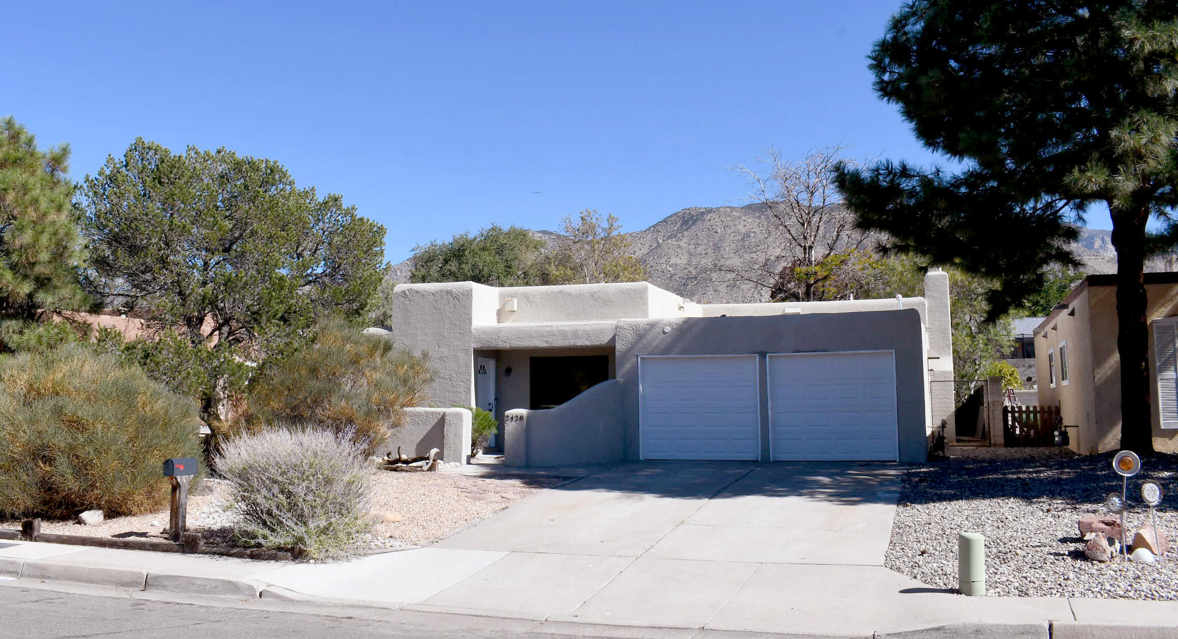 2428 HIAWATHA Drive NE