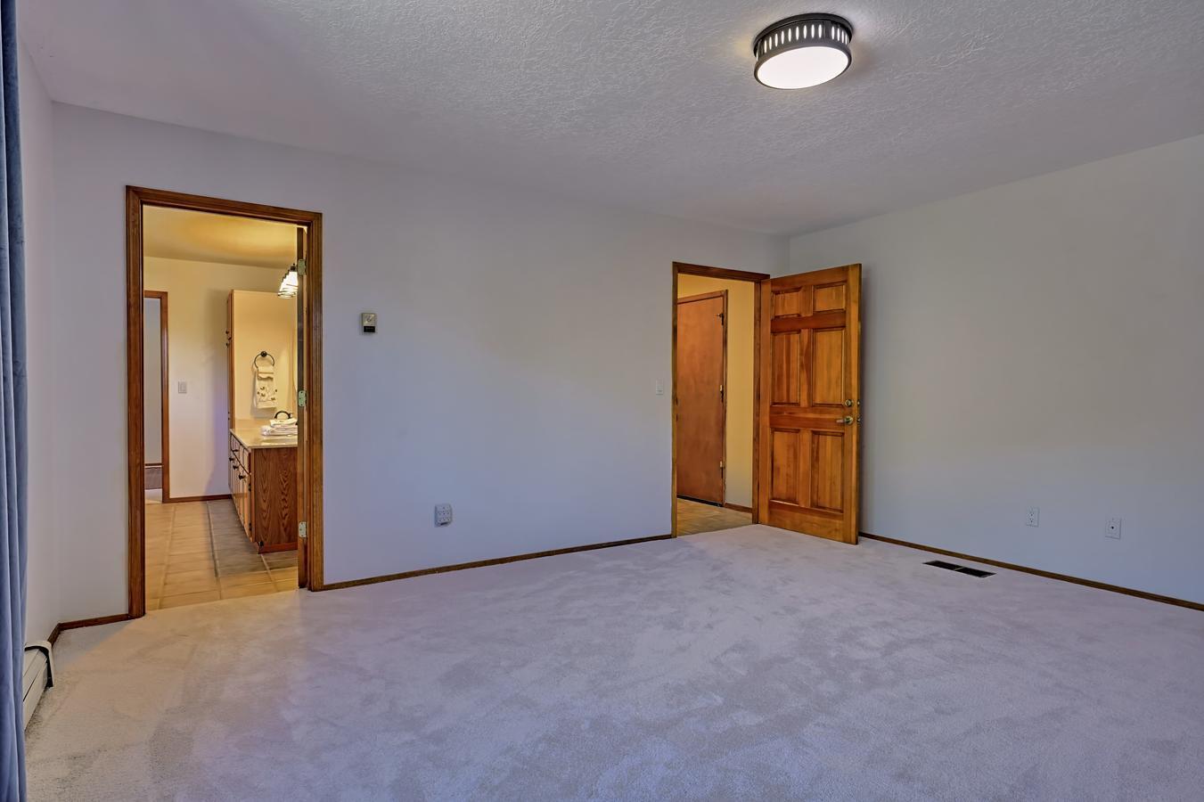 1039 RED OAKS Loop NE