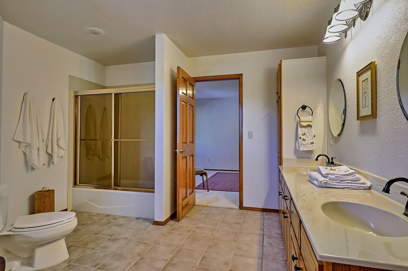 1039 RED OAKS Loop NE