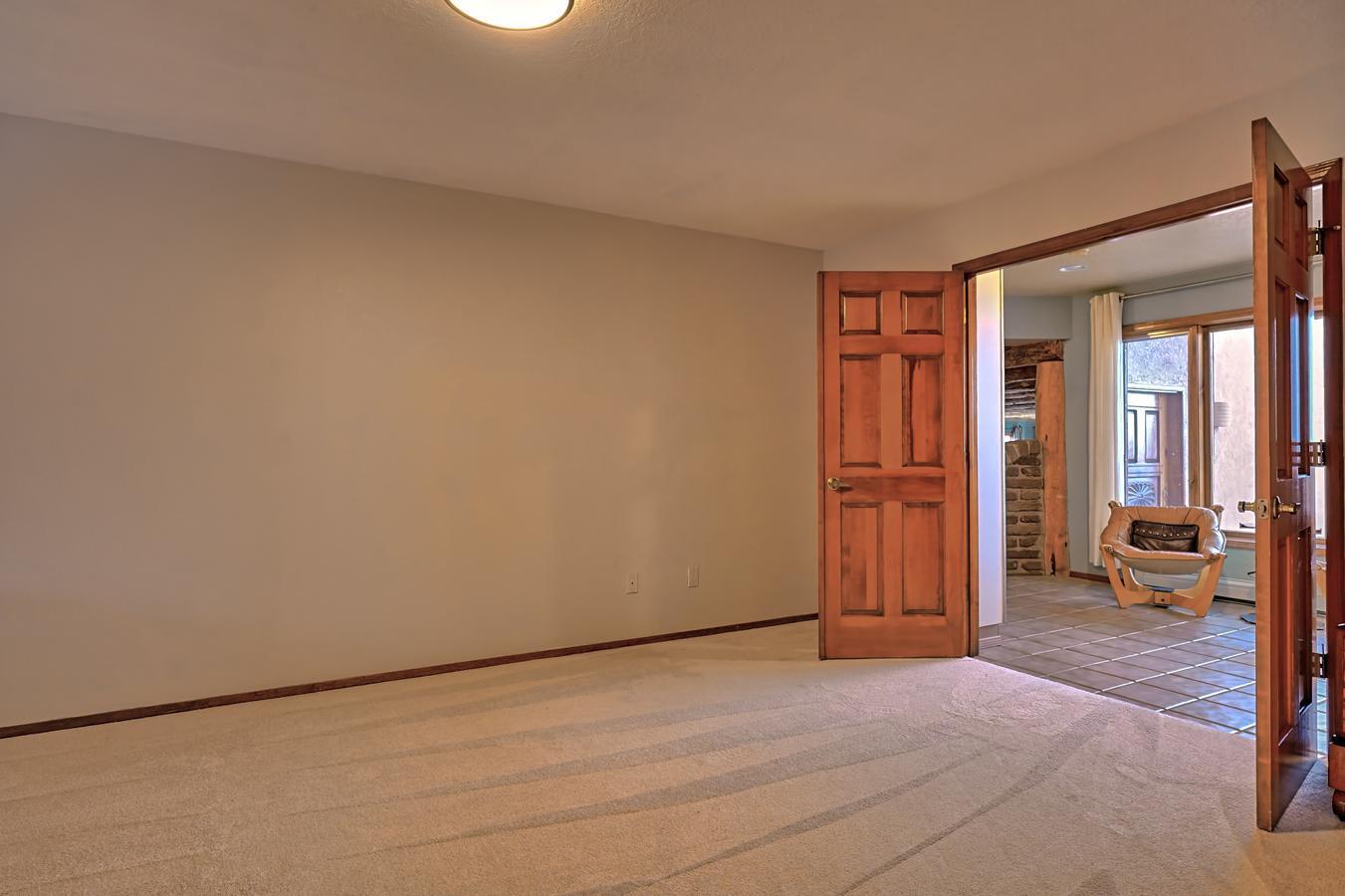 1039 RED OAKS Loop NE
