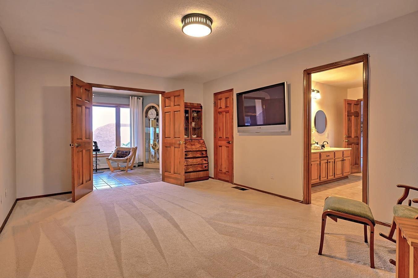 1039 RED OAKS Loop NE