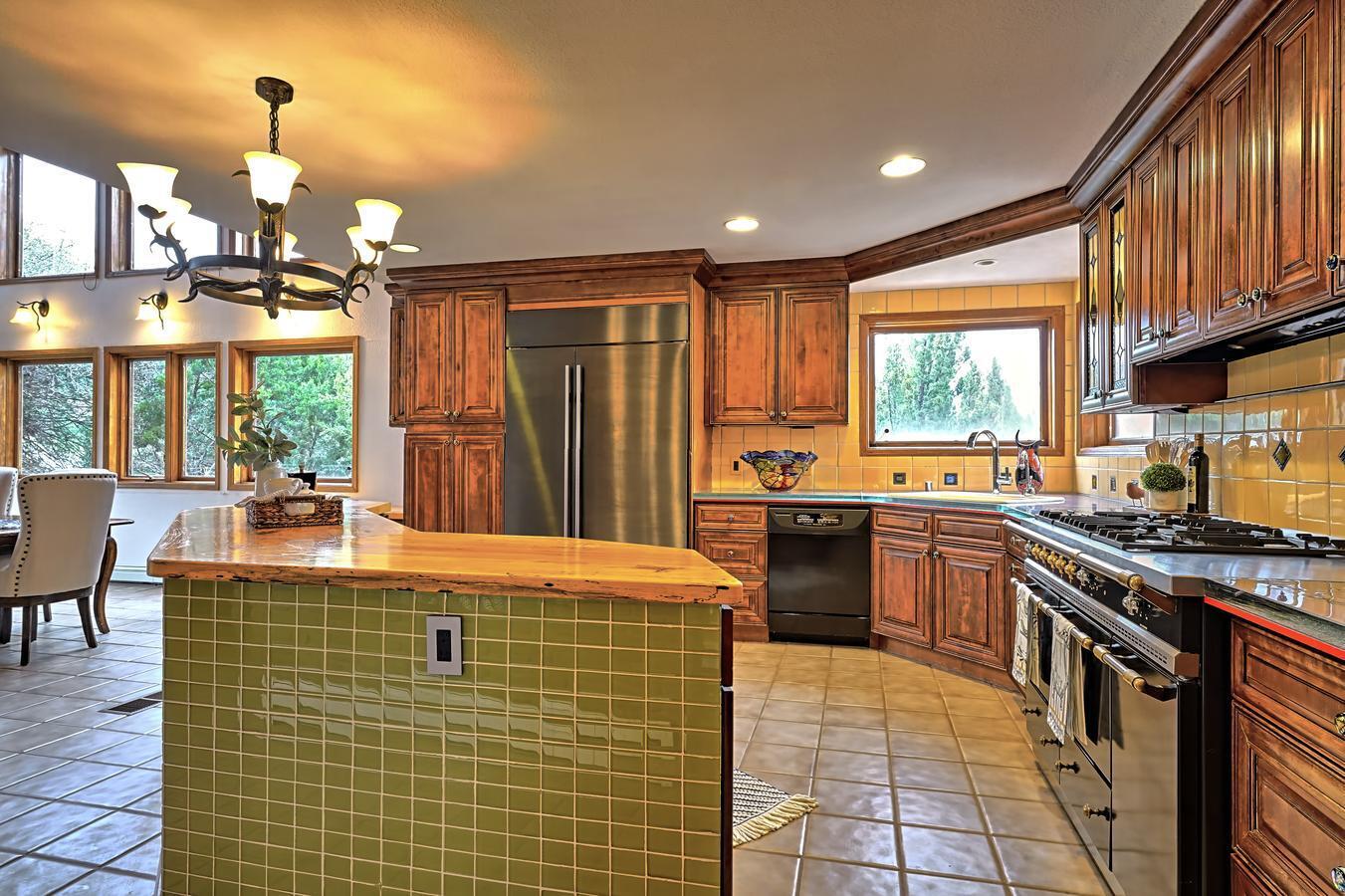 1039 RED OAKS Loop NE