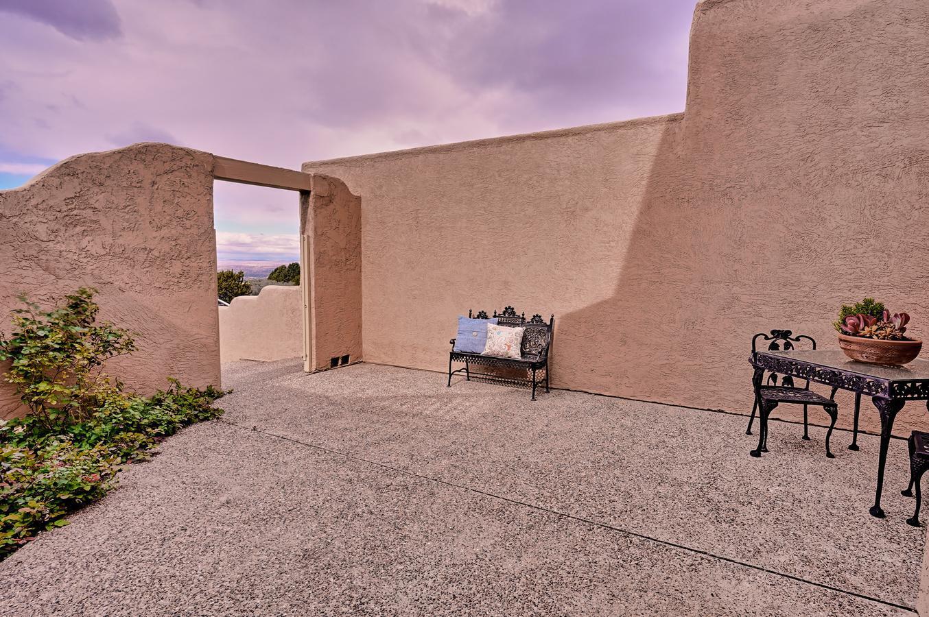 1039 RED OAKS Loop NE