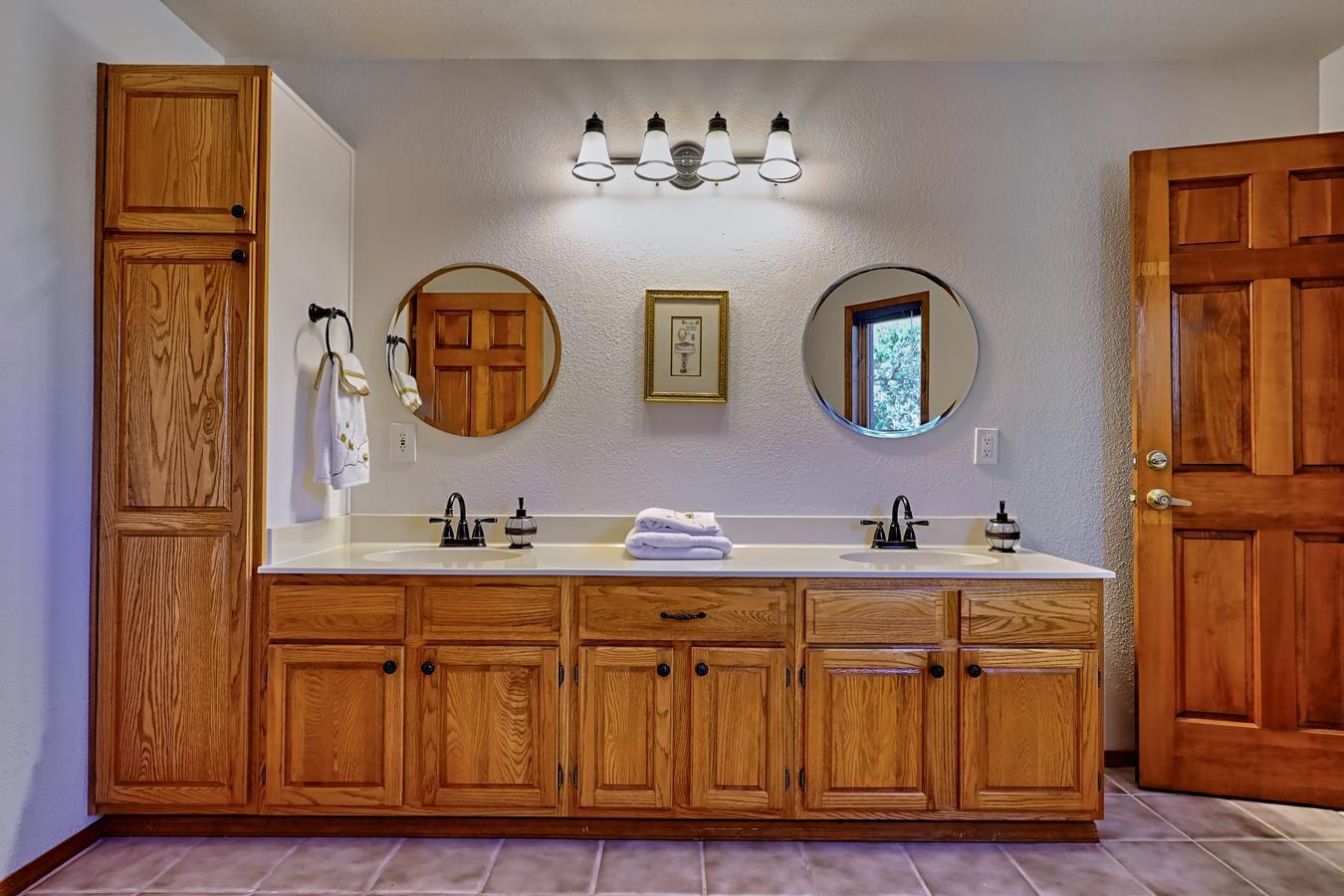 1039 RED OAKS Loop NE