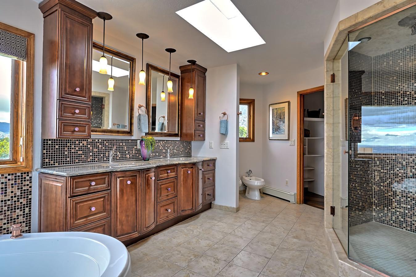 1039 RED OAKS Loop NE