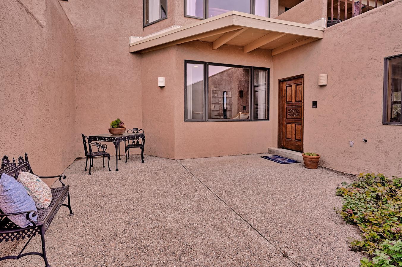 1039 RED OAKS Loop NE