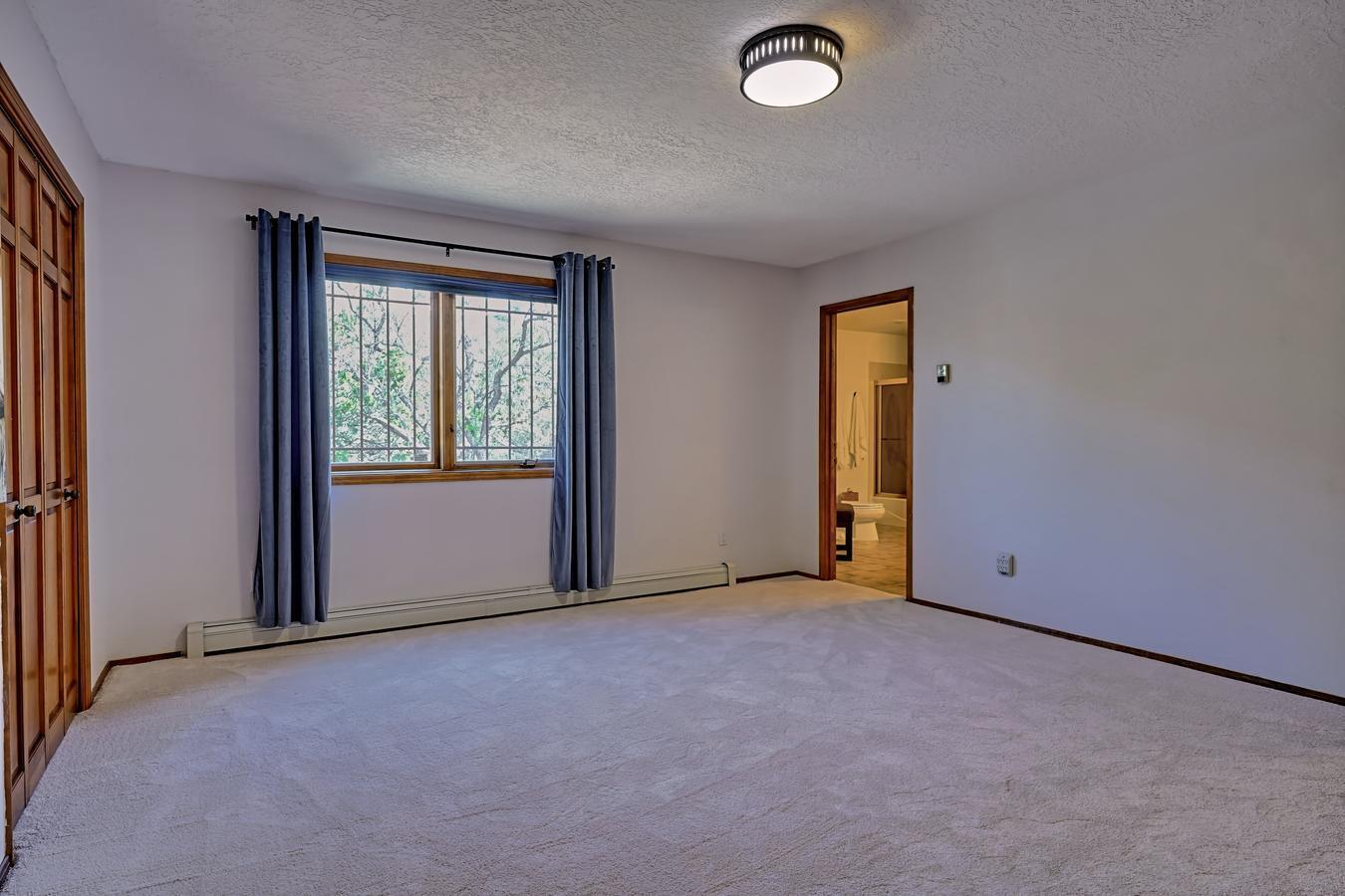 1039 RED OAKS Loop NE