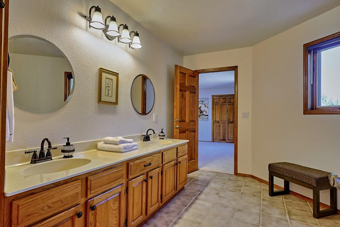 1039 RED OAKS Loop NE