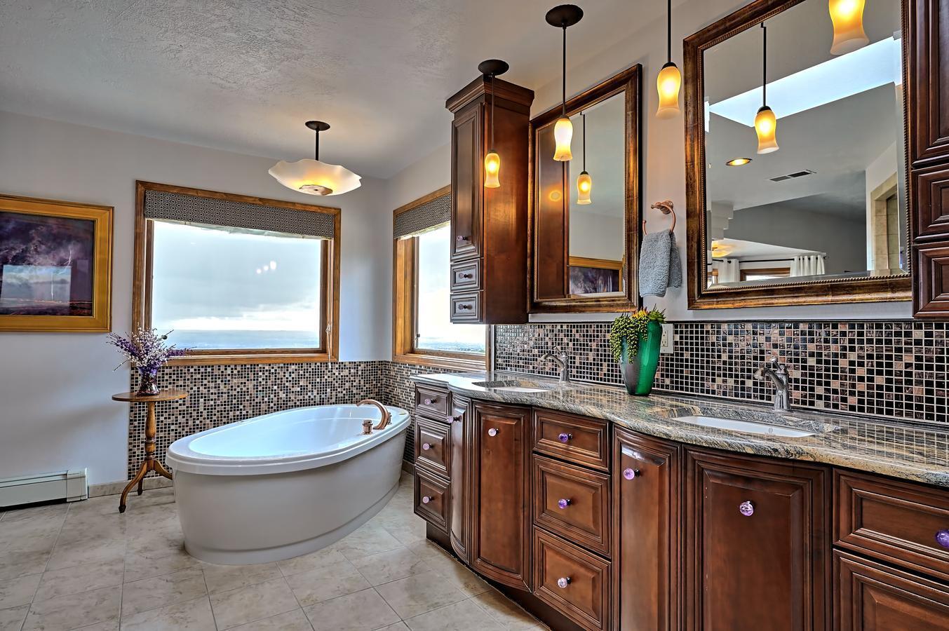 1039 RED OAKS Loop NE