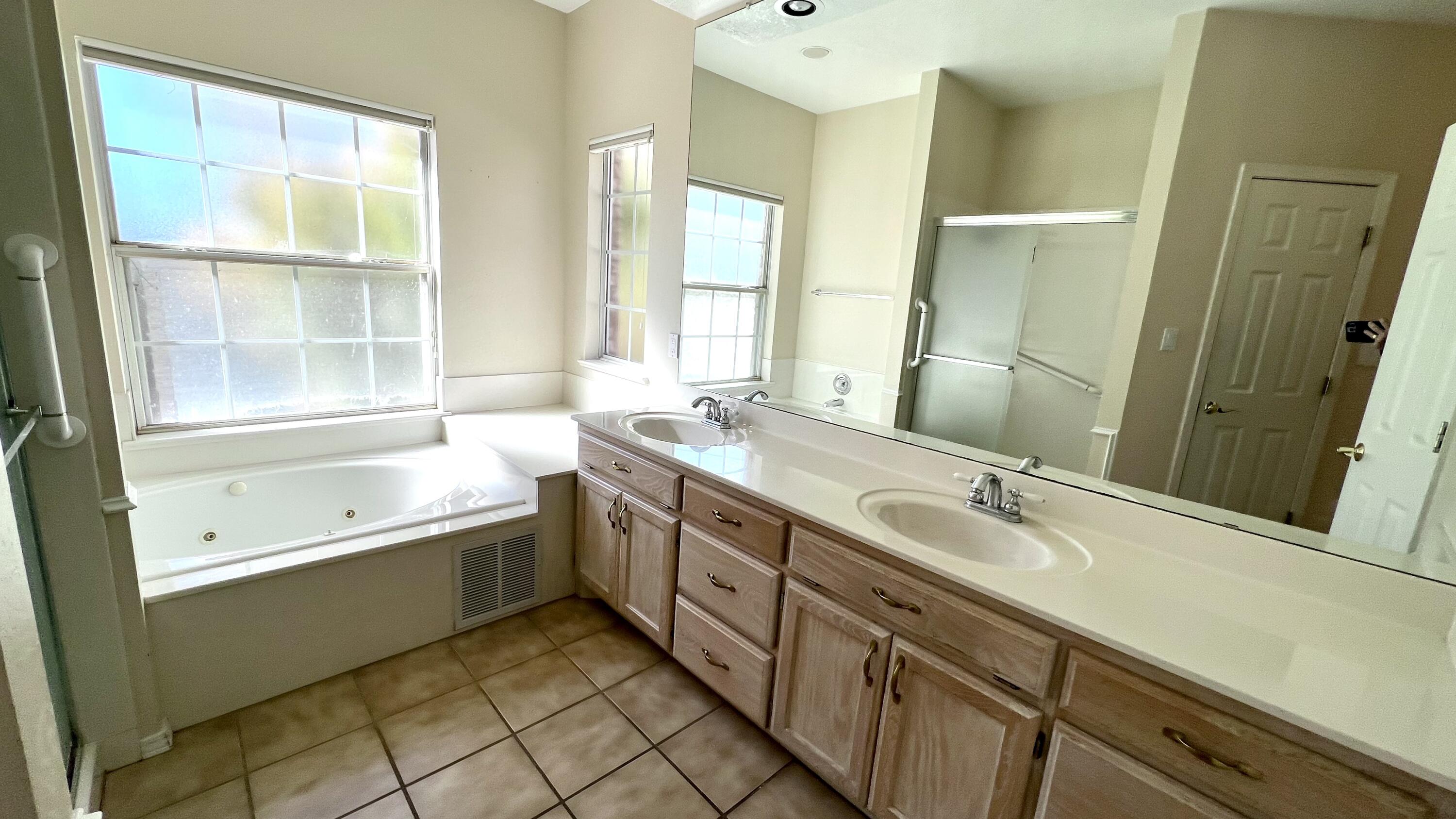 2848 W Island Se Loop SE