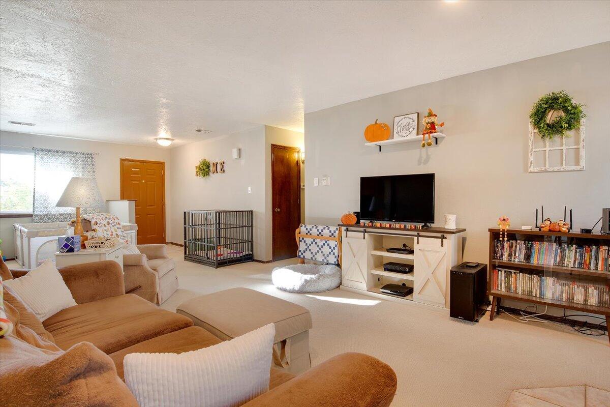 5344 VERONICA Drive NE