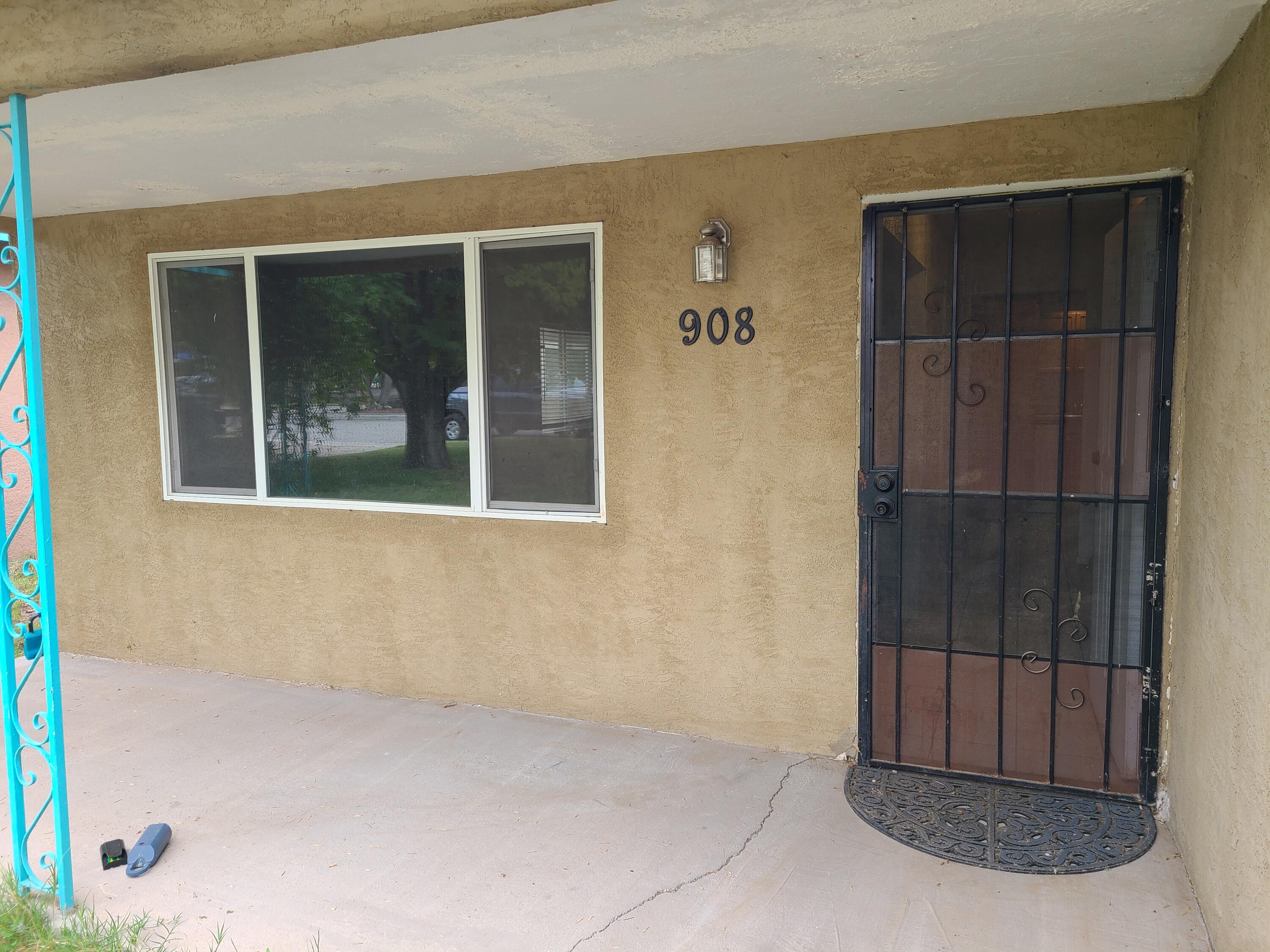 908 W CHAVEZ Avenue