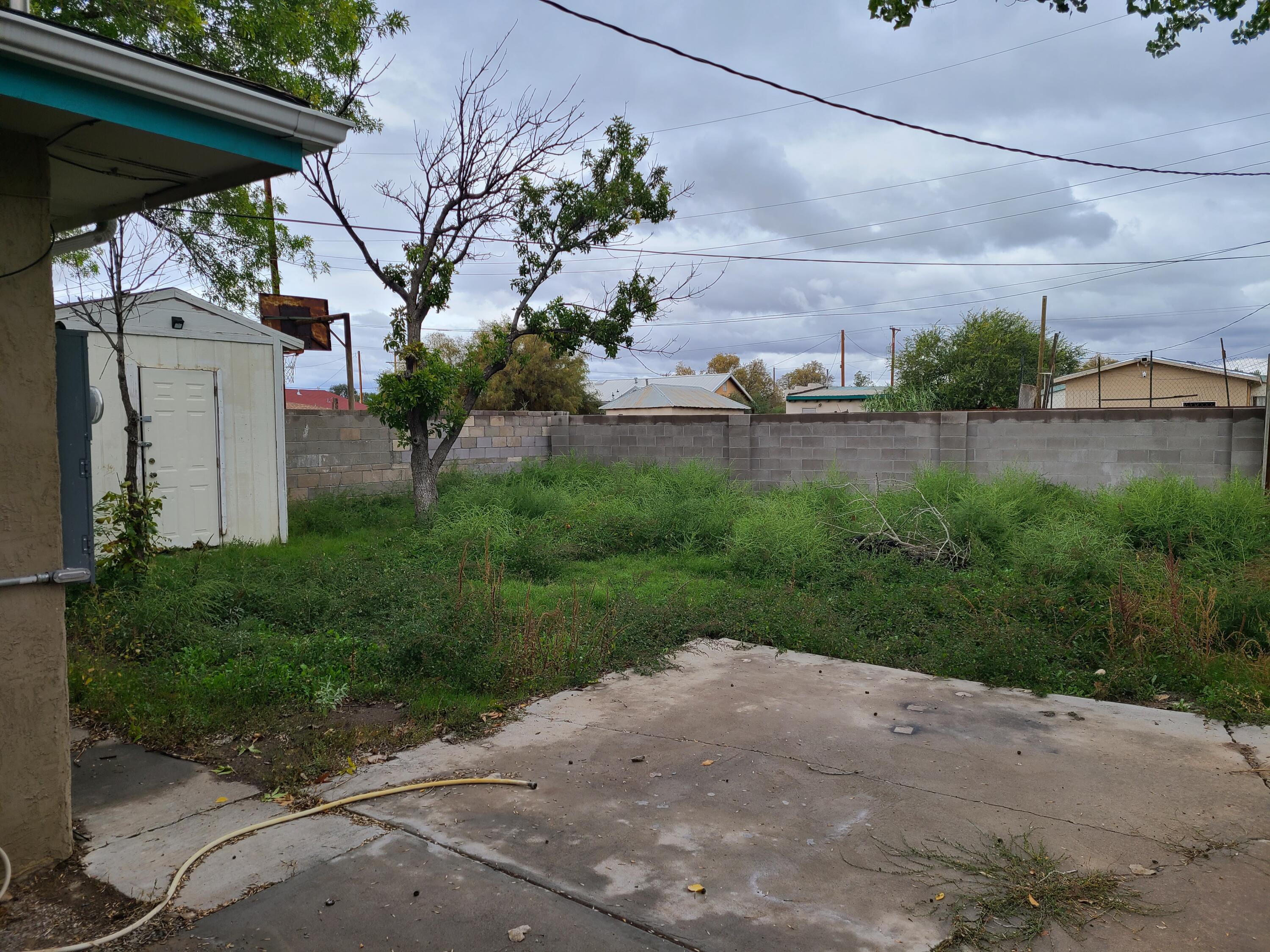 908 W CHAVEZ Avenue