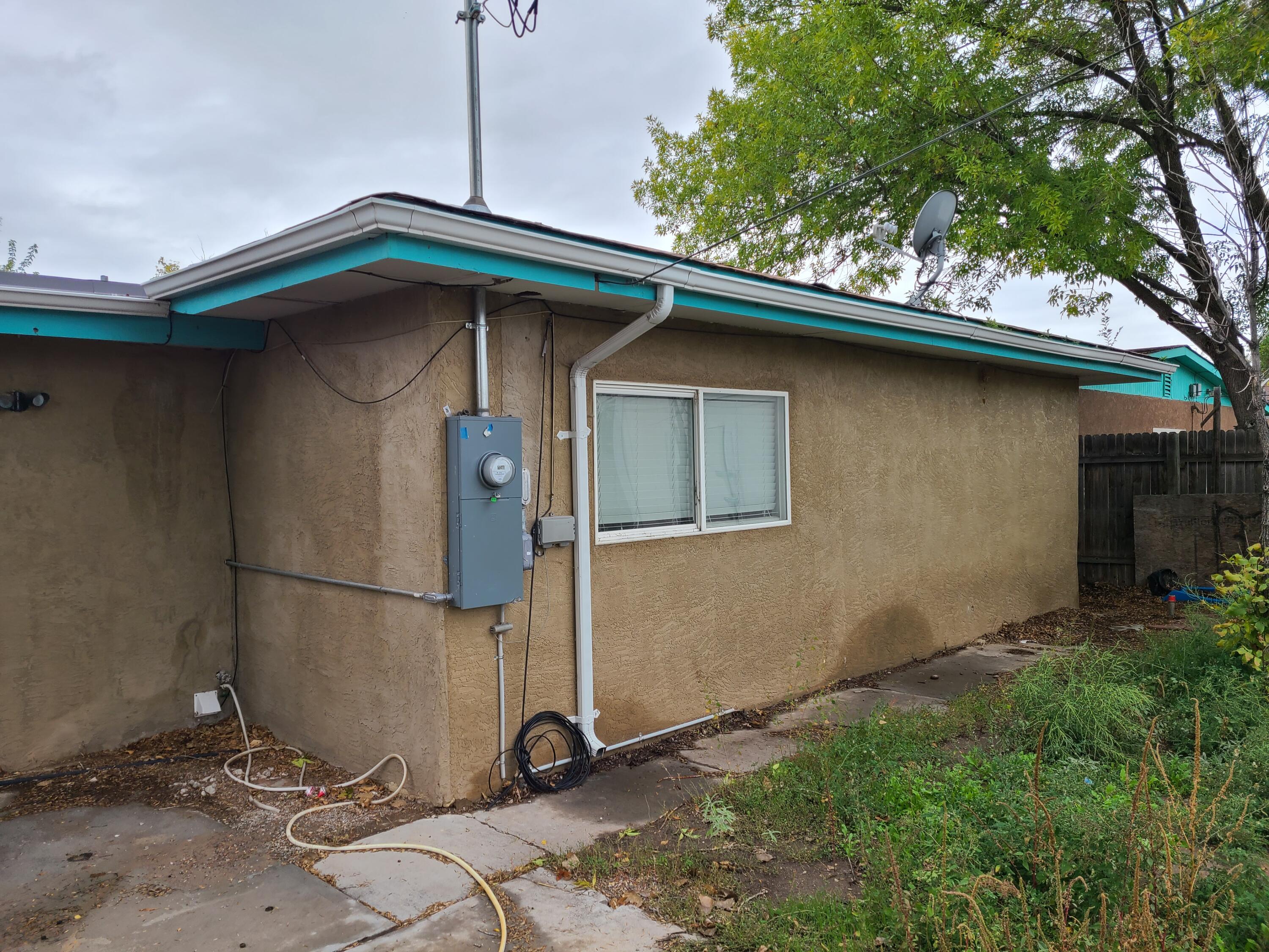 908 W CHAVEZ Avenue