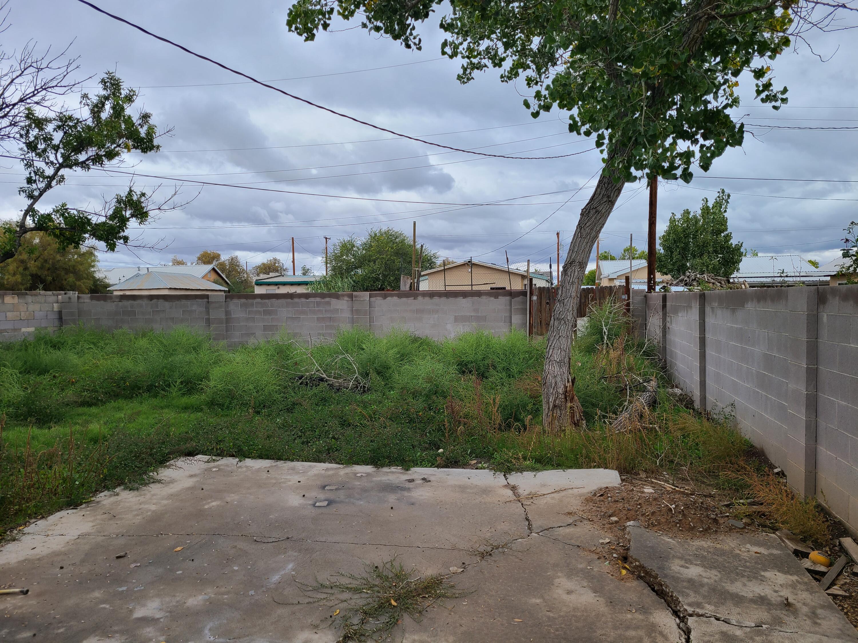 908 W CHAVEZ Avenue