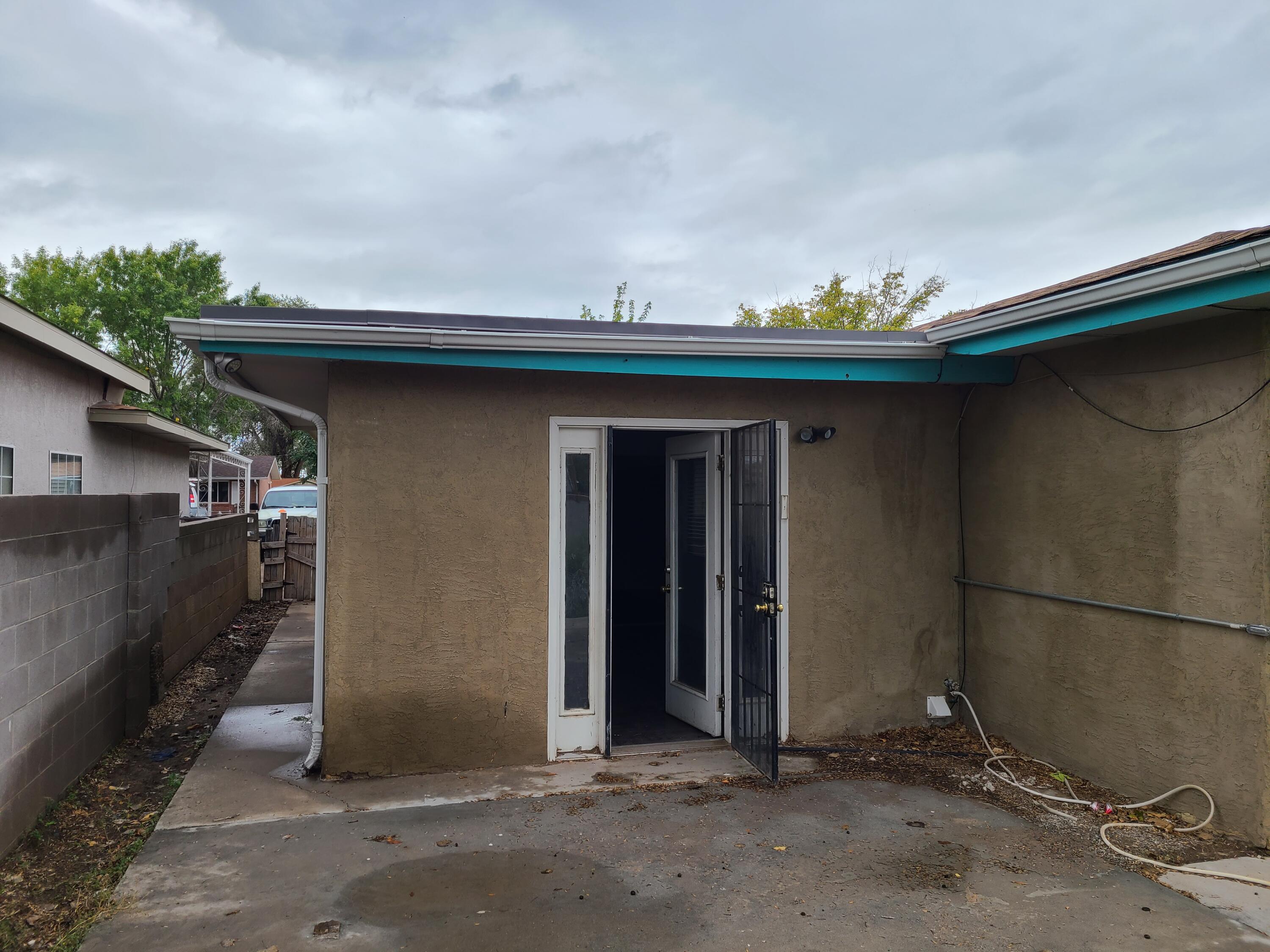 908 W CHAVEZ Avenue