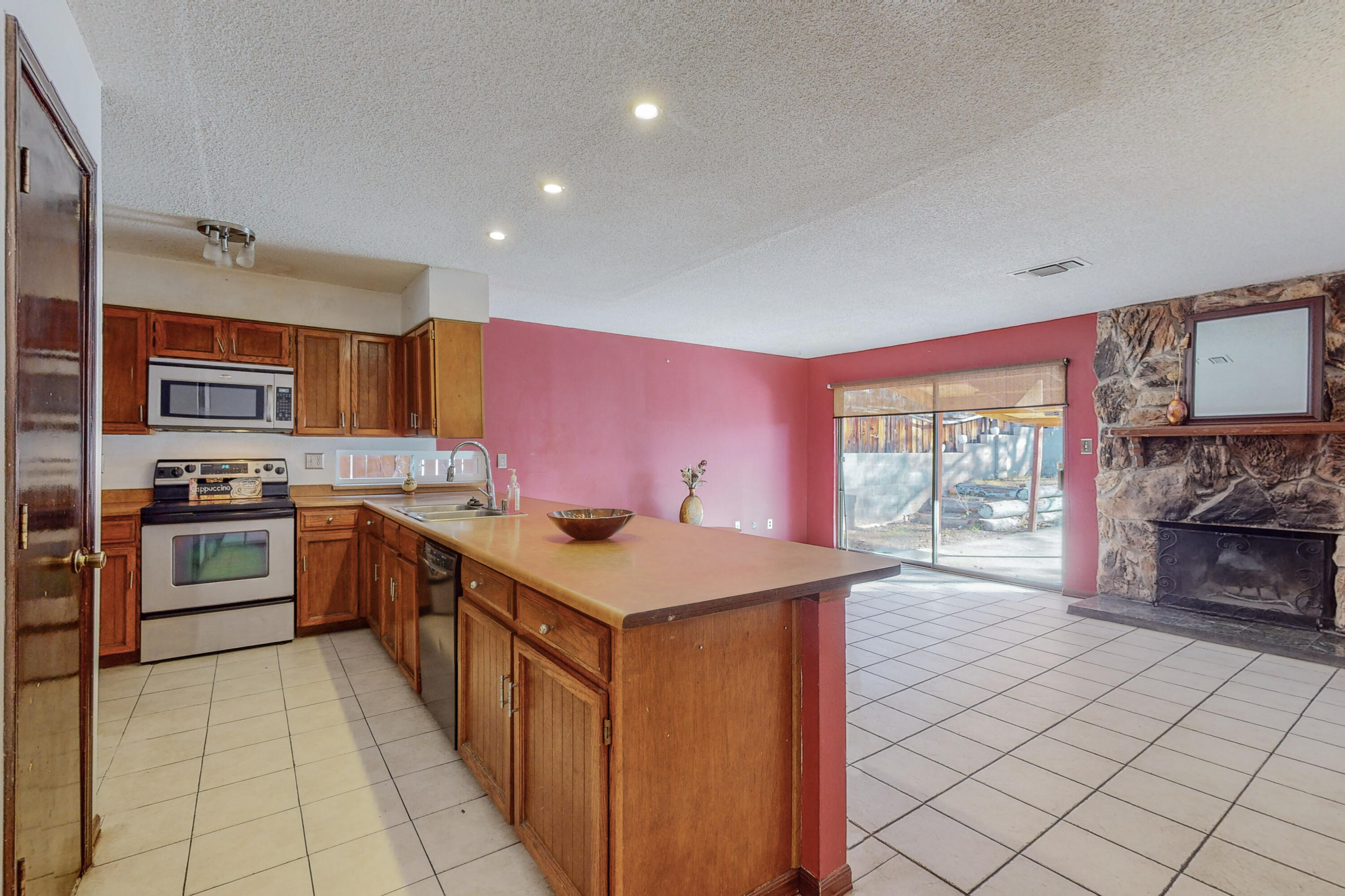 6820 VIVIAN Drive NE