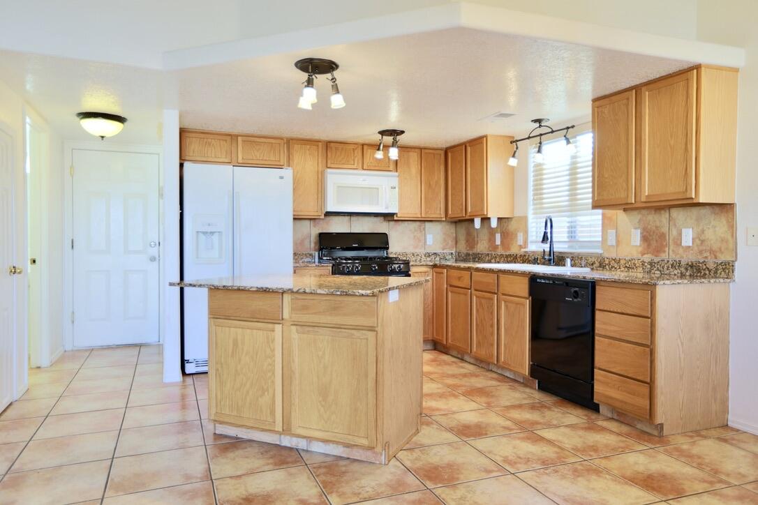 9015 EAGLE VISTA Drive NE