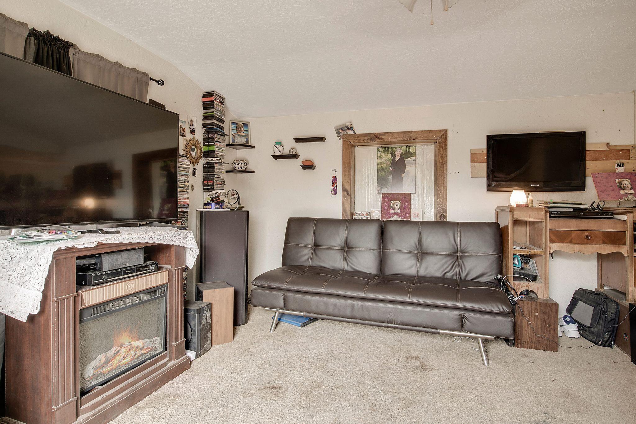 7831 EDITH Boulevard NE