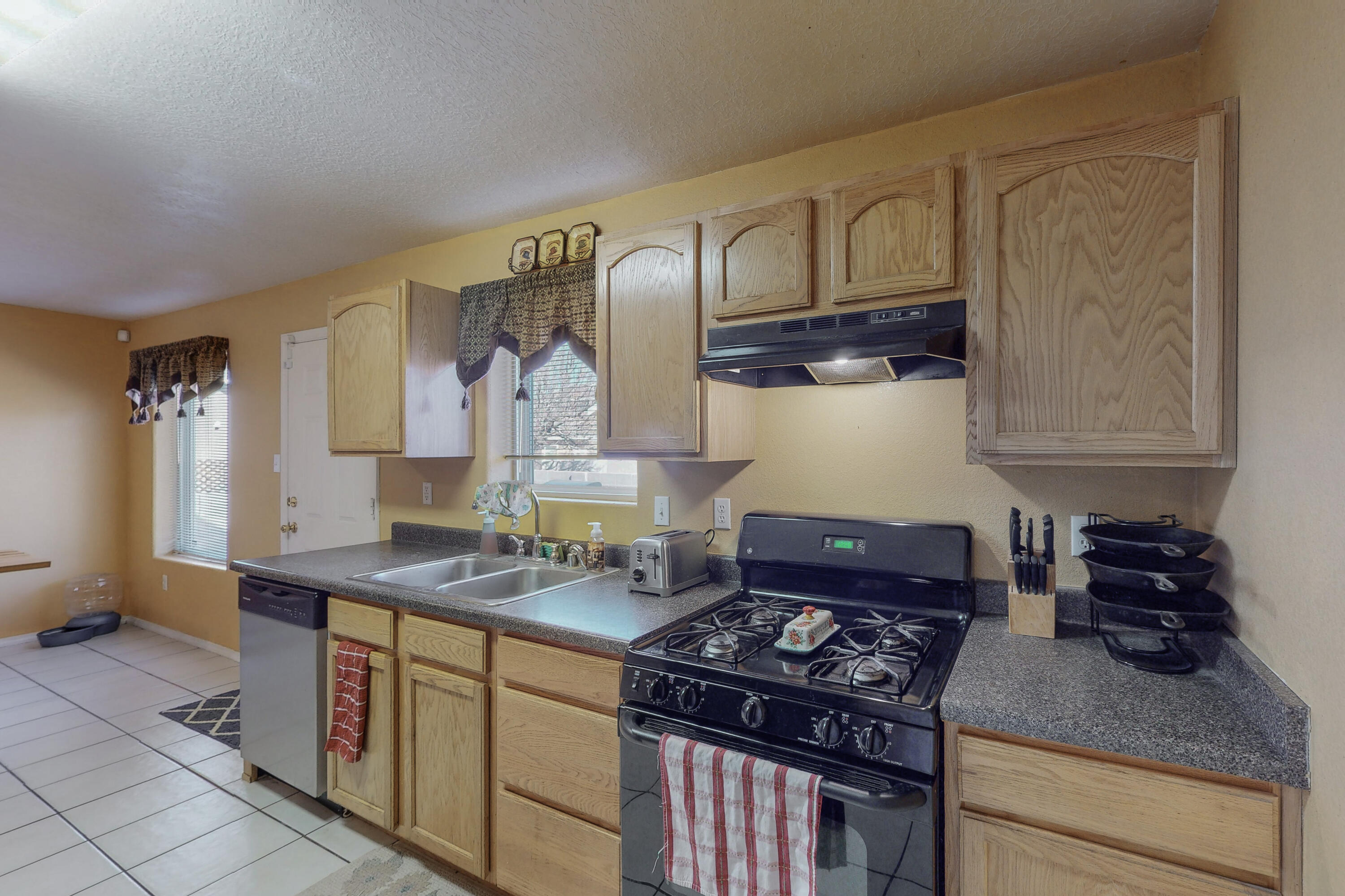 10924 BANDELIER Drive NW