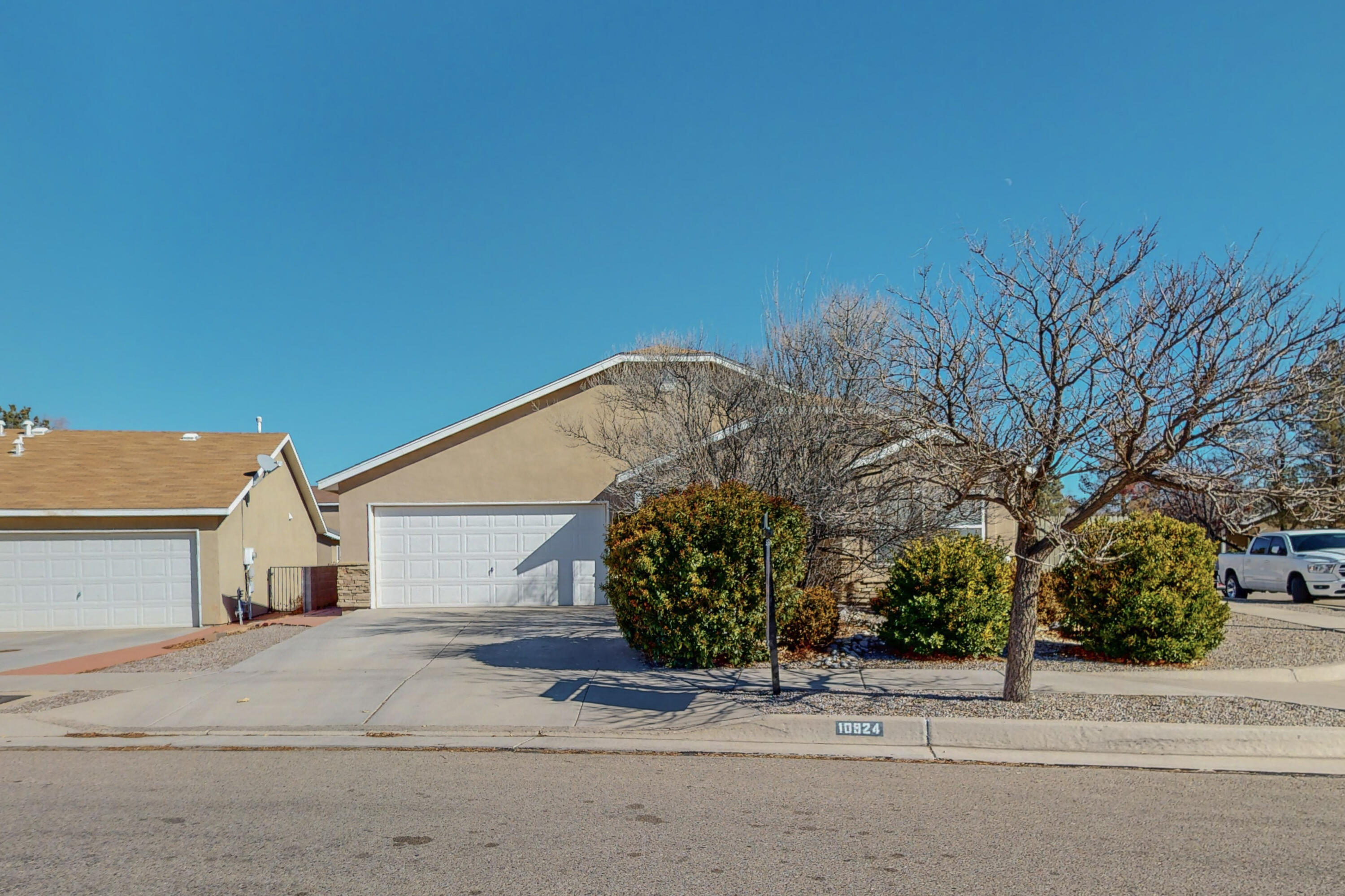 10924 BANDELIER Drive NW