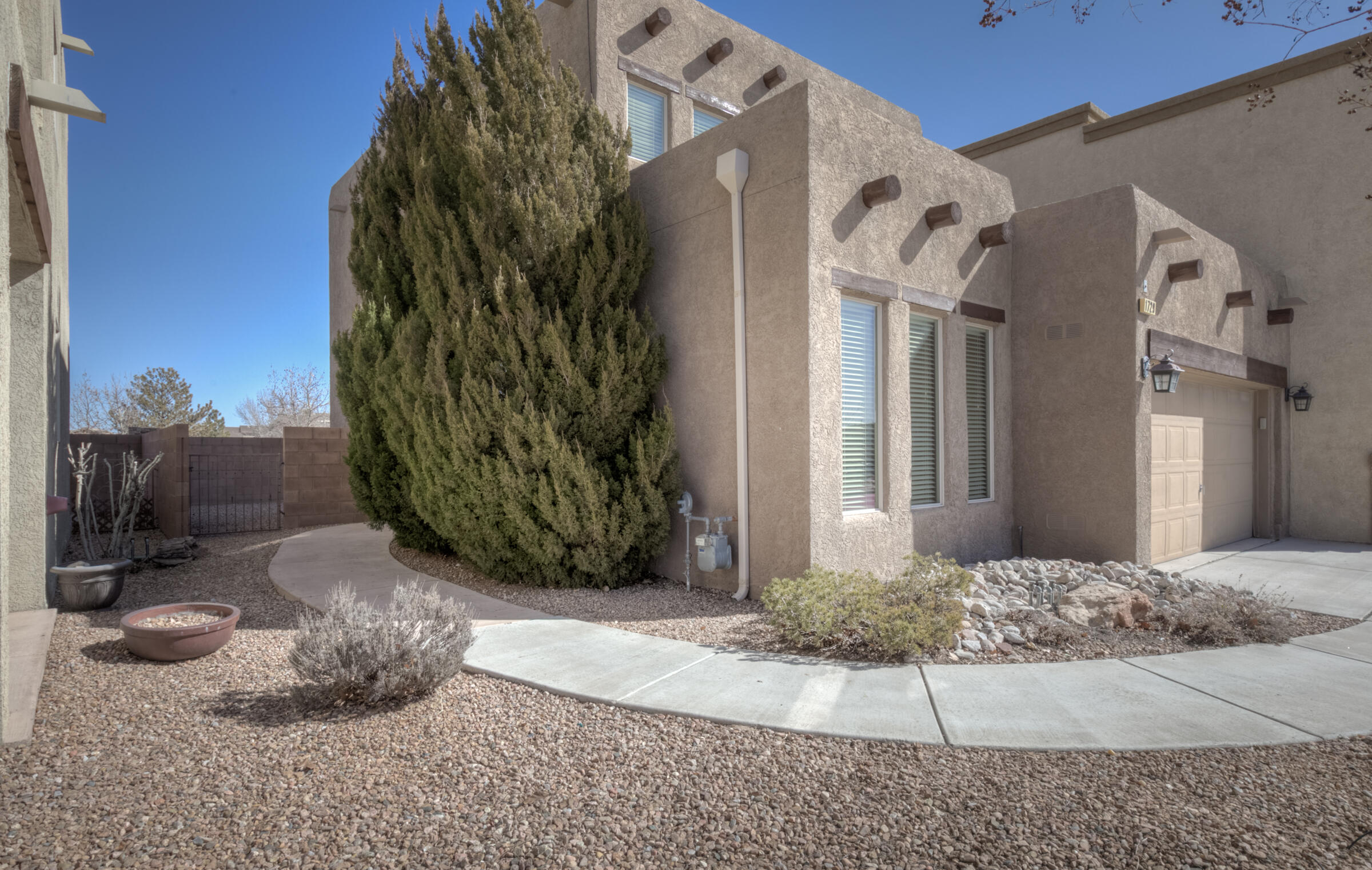 1729 Cortina Loop SE