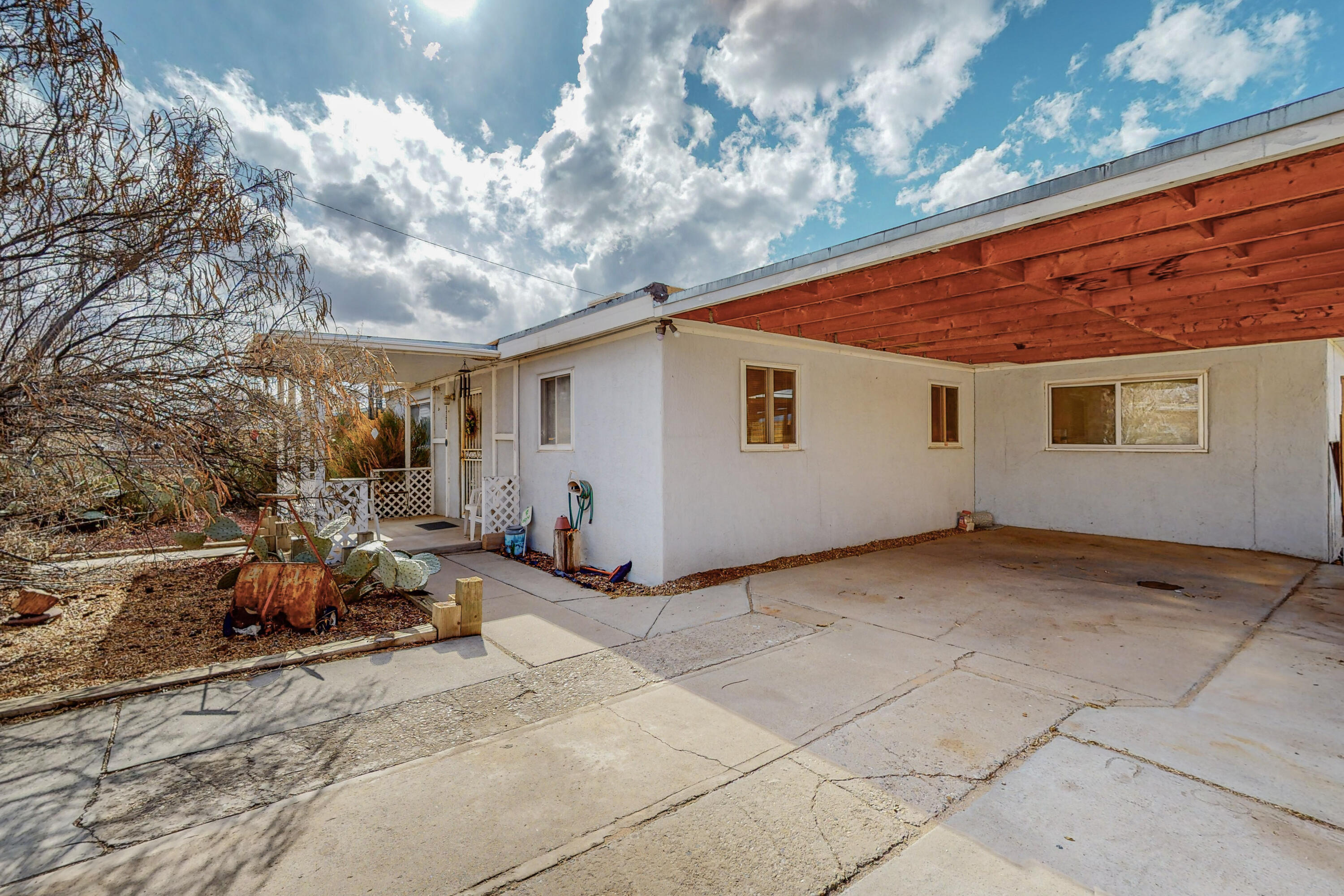 2827 SOLANO Drive NE