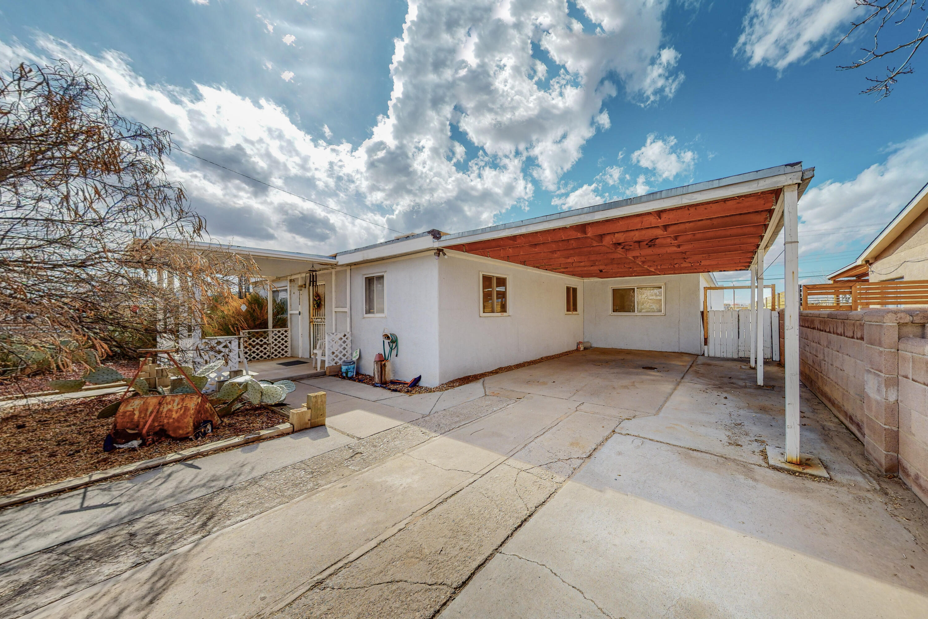 2827 SOLANO Drive NE