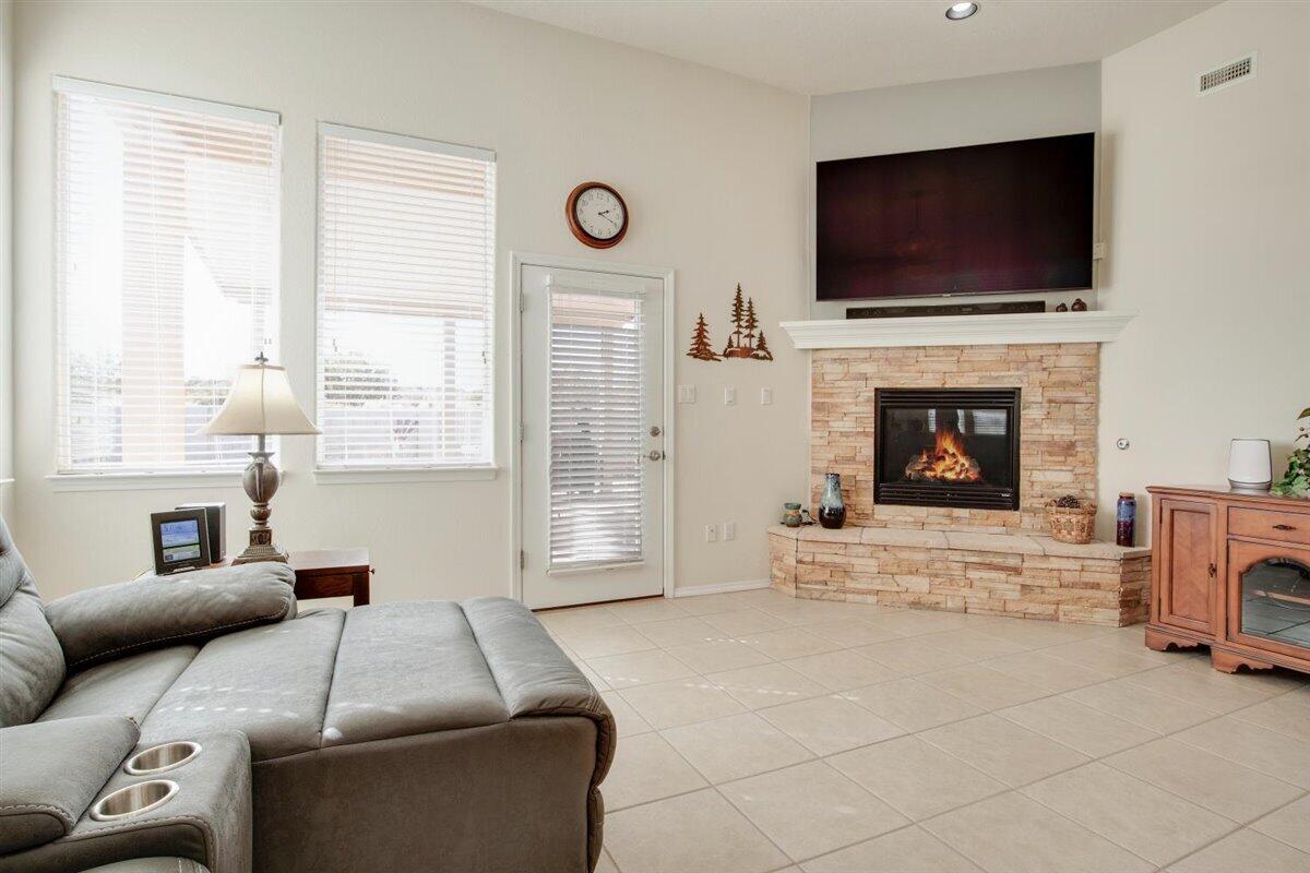 5433 Roosevelt Loop NE