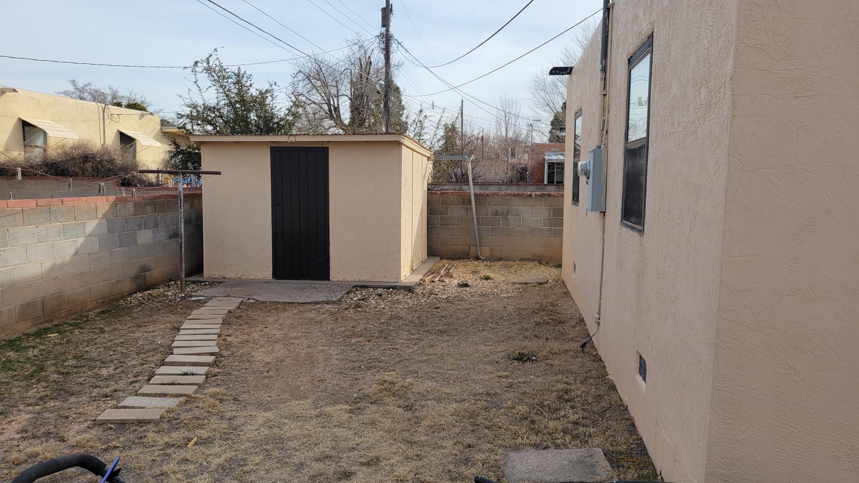 812 CARDENAS Drive NE