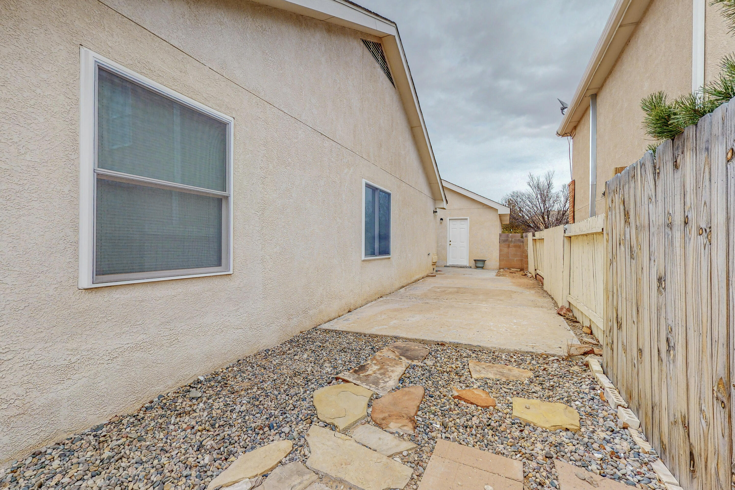 921 Avenida Las Vistas NW