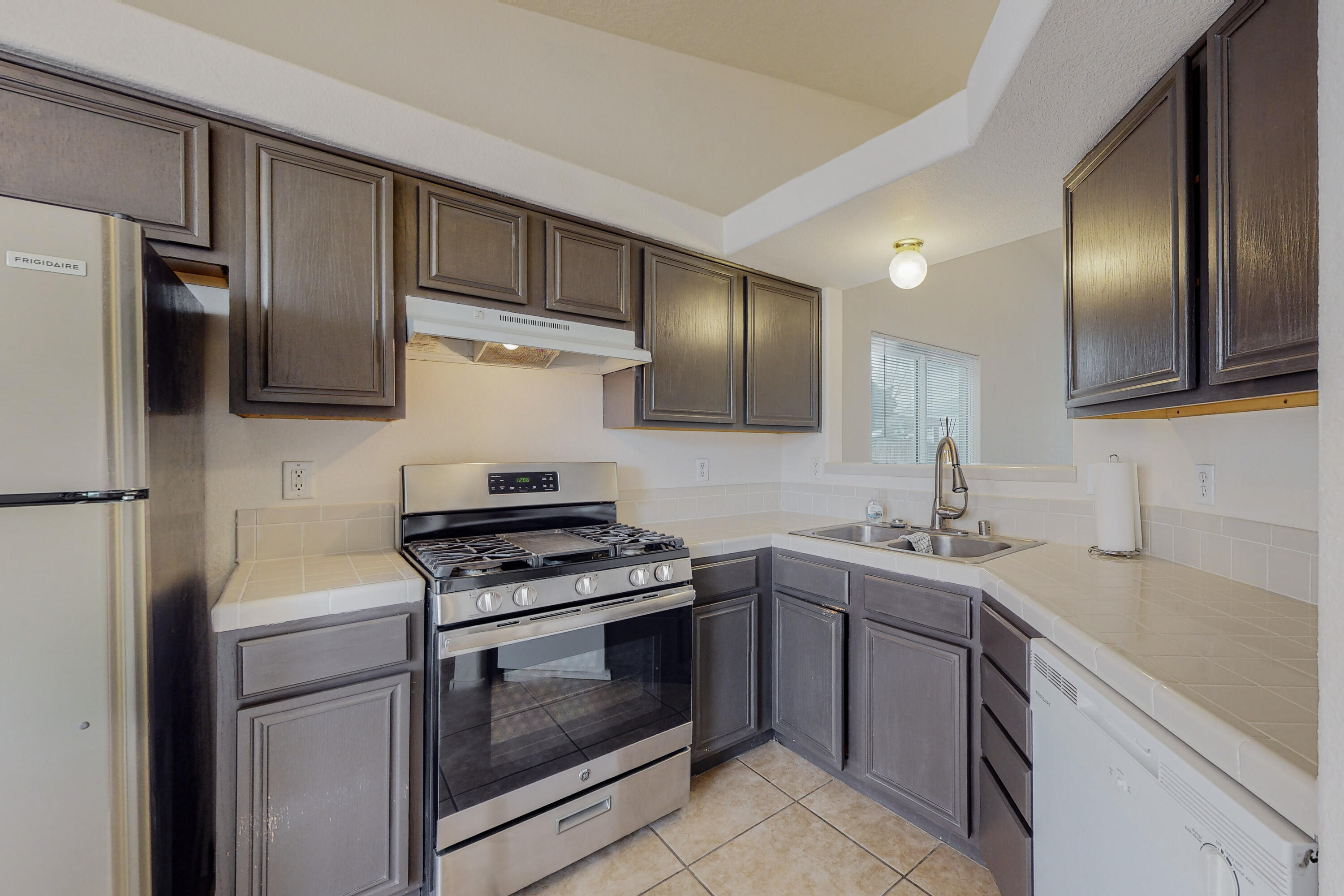 921 Avenida Las Vistas NW